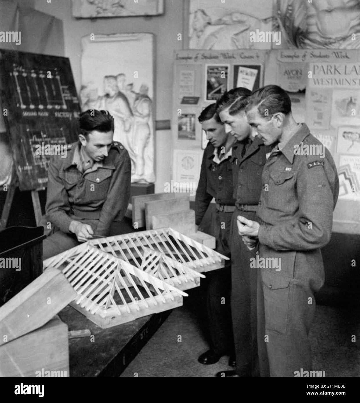 Deutschland unter alliierter Besatzung an der Hochschule der Rheinarmee in Göttingen, Captain K Clark aus Liverpool beauftragt Studenten auf den Bau von Holz gerahmt Dächer während einer Tiefbau Klasse. Stockfoto