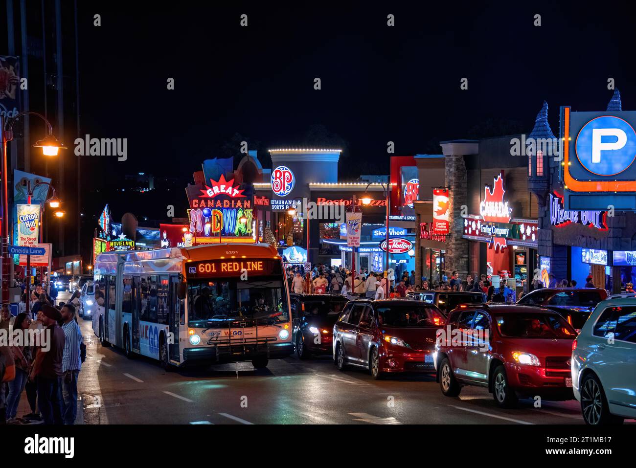 Niagara Falls, Kanada - 13. August 2022: Die geschäftige Clifton Hill Street in Niagara Falls bei Nacht. Die Gegend ist eine sehr beliebte Attraktion bei Touristen Stockfoto