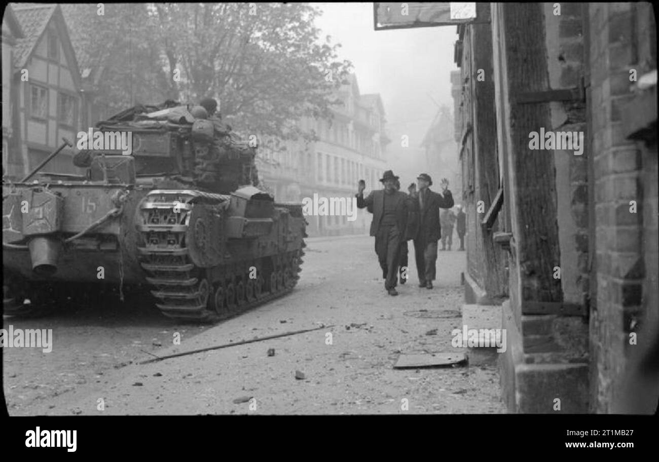 Die britische Armee in Nord-West-Europa 1944-45 Hingabe deutsche Zivilisten Pass eine Churchill Tank 6 Guards Tank Brigade in Uelzen, 18. April 1945. Stockfoto