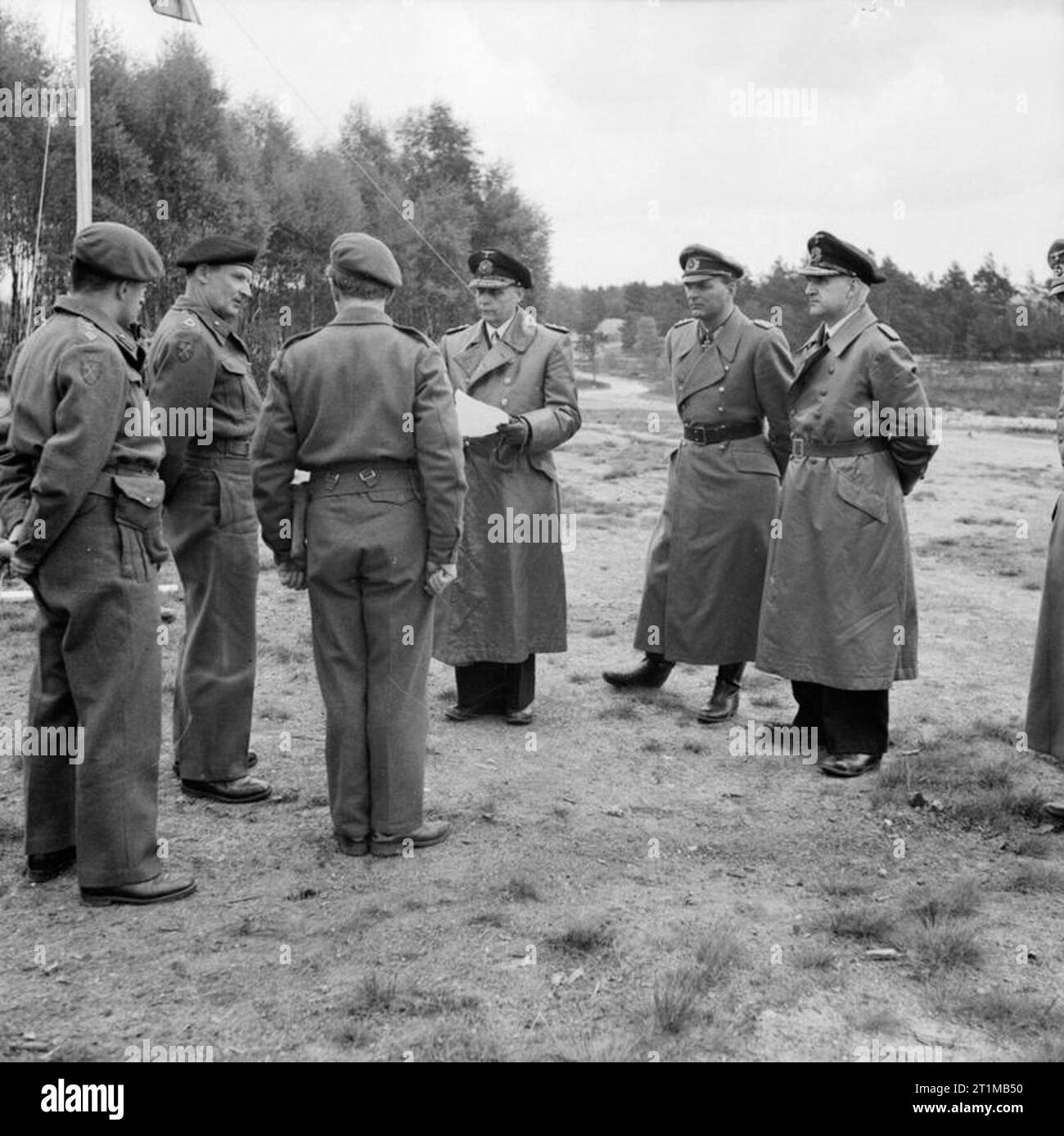 Die britische Armee in Nord-West-Europa 1944-45 Feldmarschall Montgomery empfängt Admiral von Friedeburg und andere mombers der deutschen Kapitulation Delegation am 21. Armee Hauptsitz der Gruppe, den 3. Mai 1945. Stockfoto