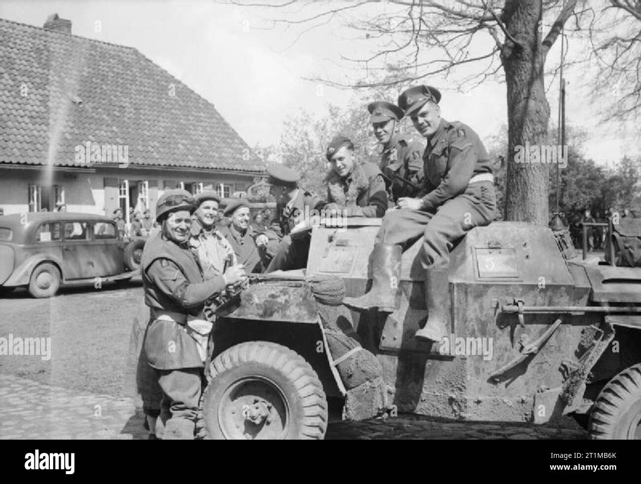 Die britische Armee in Nord-West-Europa 1944-45 Scout auto Crews und Motorradfahrer, der deutschen Kapitulation Delegation 21 Armee Hauptsitz der Gruppe, 3. Mai 1945 begleitet. Stockfoto