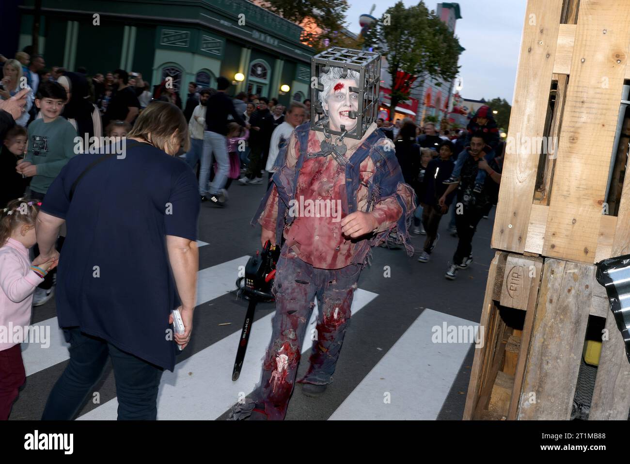 Bottrop Movie Park, Deutschland. Oktober 2023. In Bottrop Parade der Monster *** 13 10 2023 Bottrop Movie Park Germany in Bottrop Parade of Monsters Credit: Imago/Alamy Live News Stockfoto