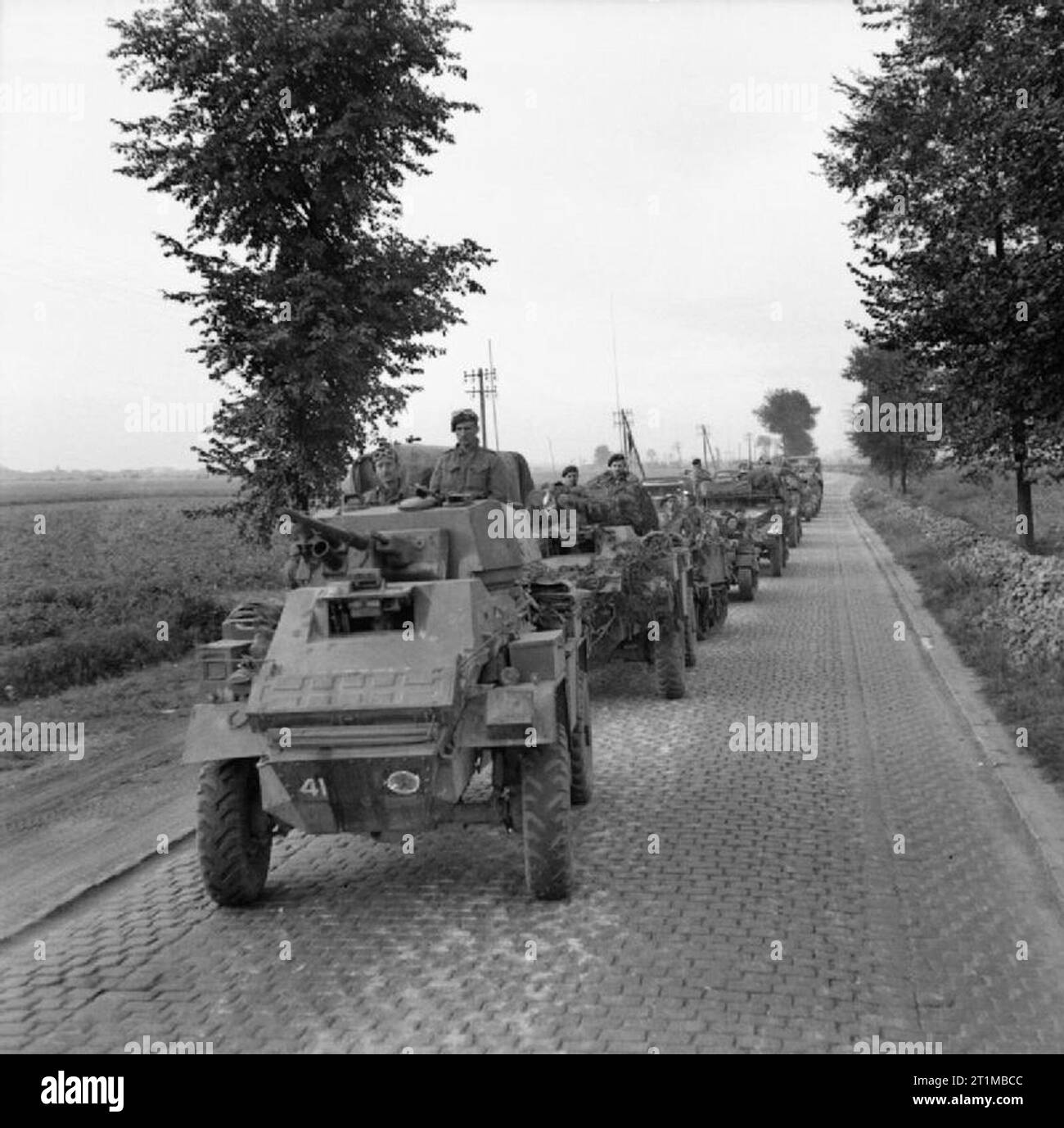 Die britische Armee in Nord-West-Europa 1944-45 ein Humber Mk IV Panzerwagen führt eine Spalte anderer Aufklärer Fahrzeuge der 15 (Schottische) Abteilung entlang einer Straße Richtung Lille, 5. September 1944. Stockfoto
