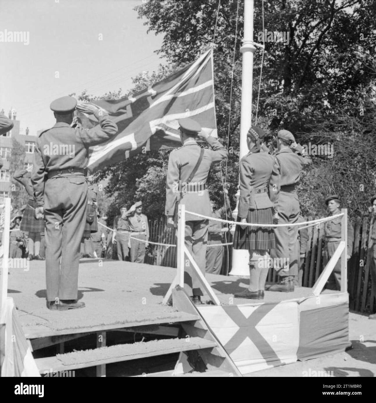 Deutschland unter alliierter Besatzung das Schleppen der Union Jack während der Zeremonie zur Übergabe von Bremerhaven Mark von britischen, amerikanischen Truppen. Stockfoto