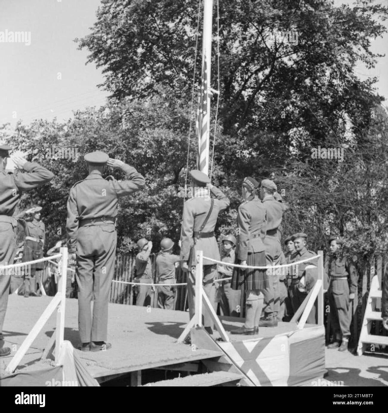Deutschland unter alliierter Besatzung das Hissen der Sterne und Streifen während der Zeremonie der Übergabe von Bremerhaven, die von britischen, amerikanischen Streitkräfte zu markieren. Stockfoto