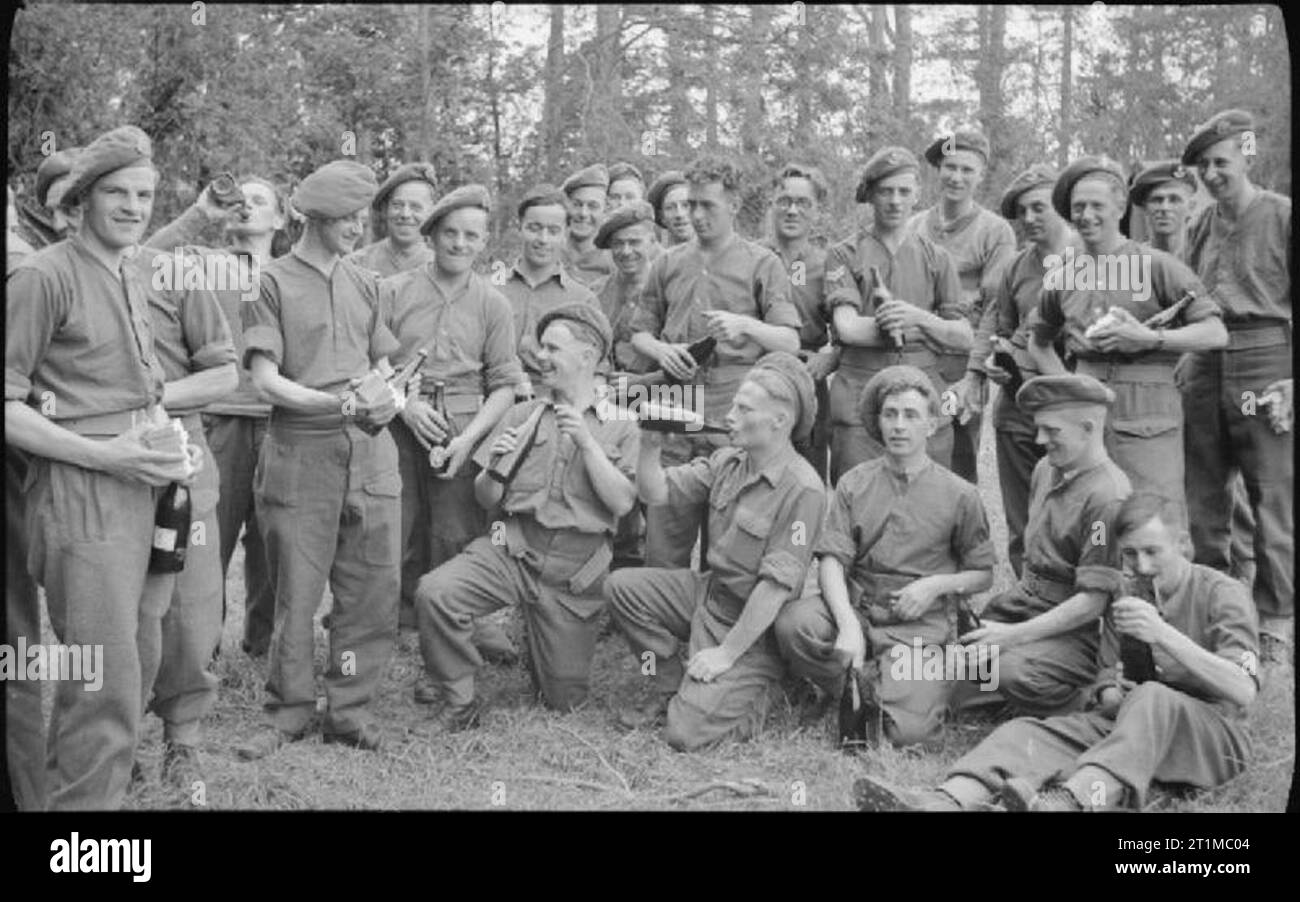 Die britische Armee in der Normandie Kampagne 1944 Männer der Verteidigung Unternehmen, 2. Armee Hauptquartier genießen Sie eine Ausgabe von Bier, Creully, 14. Juli 1944. Stockfoto