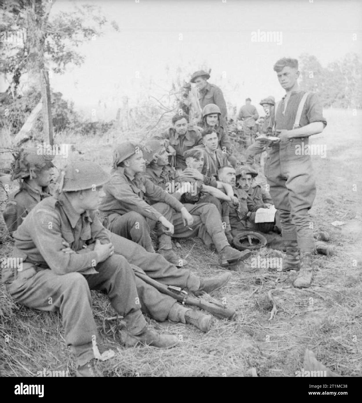 Die britische Armee in der Normandie Kampagne 1944 ein Sergeant slips Männer der Royal Welch Fusiliers vor einem Angriff in Richtung Evrecy, 16. Juli 1944. Stockfoto