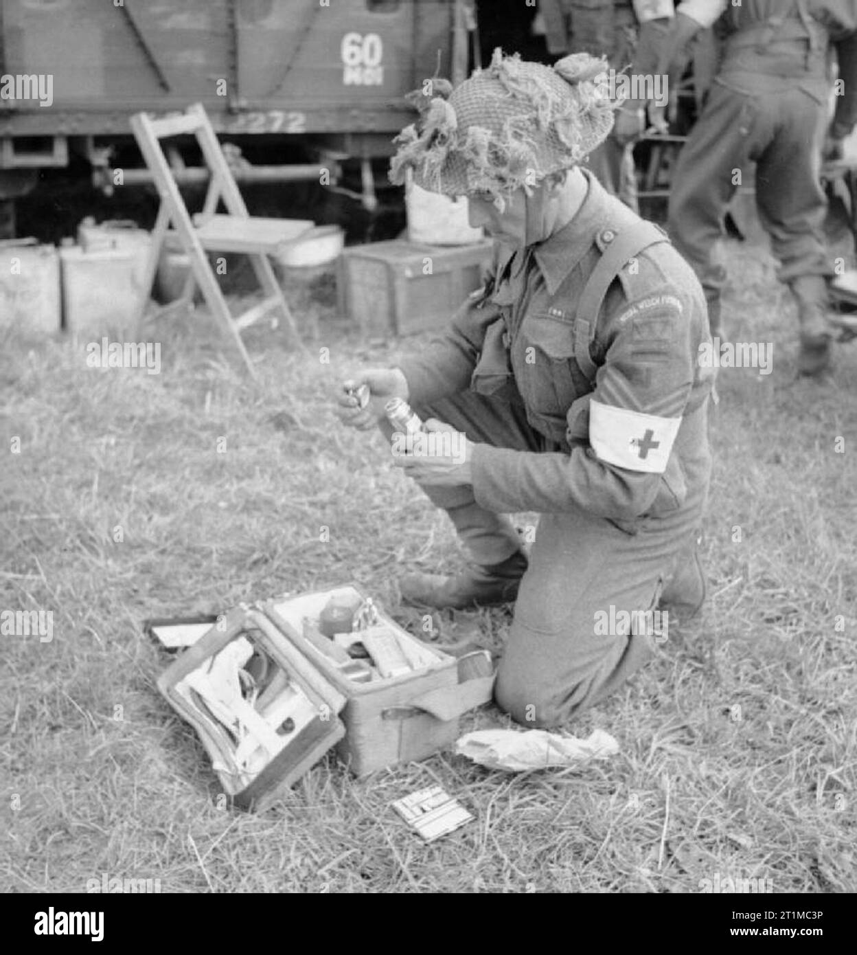 Die britische Armee in der Normandie Kampagne 1944 Sergeant G S Davies von den Royal Welch Fusiliers packs seine medizinische Beutel am regimental Hilfe Posten vor einem Angriff in Richtung Evrecy, 16. Juli 1944. Stockfoto