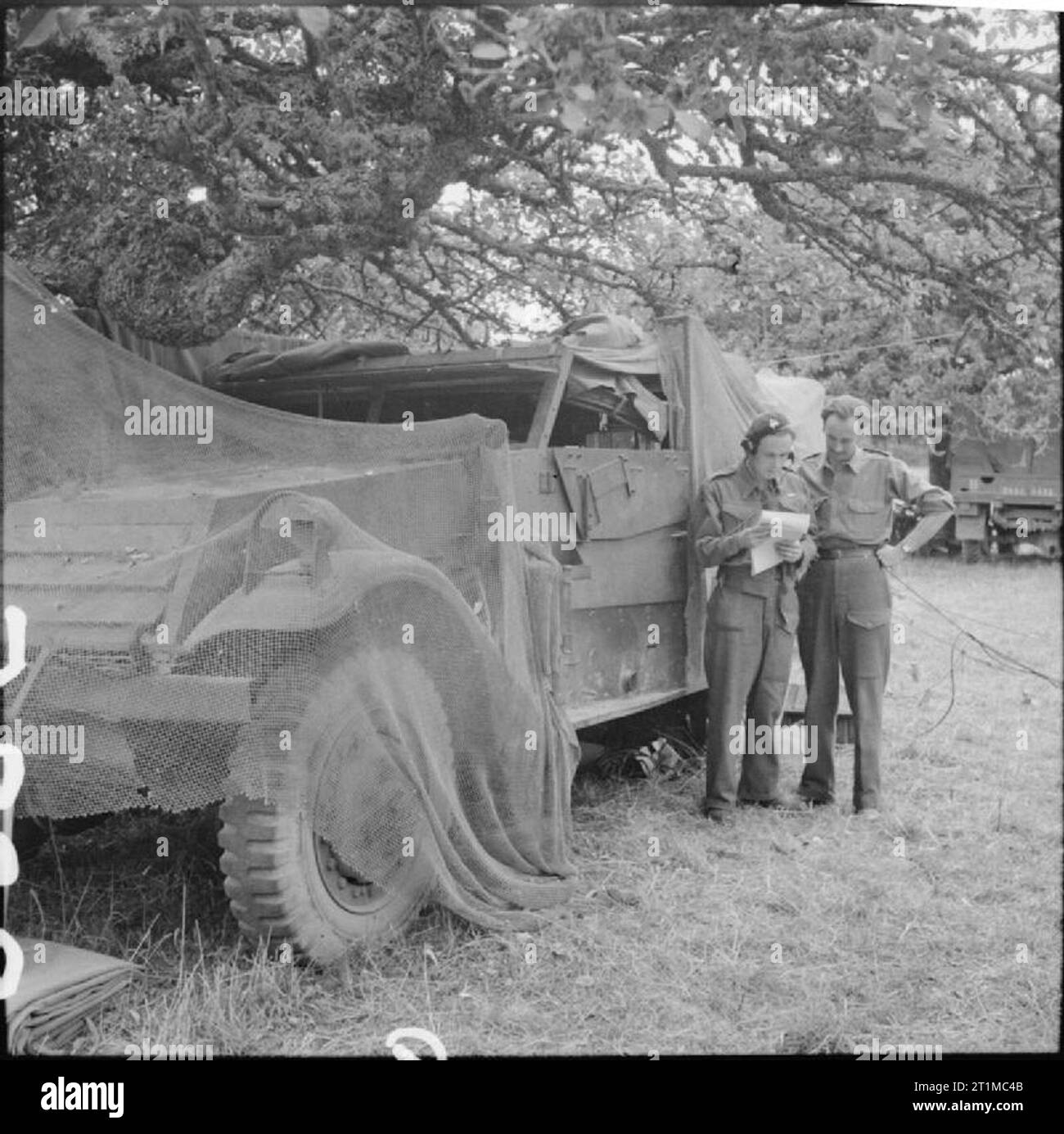 Die britische Armee in der Normandie Kampagne 1944 getarnt White Scout Car von ghq Liaison Regiment (Phantom Signale) bei 12 Korpsstäbe, 19. August 1944. Stockfoto