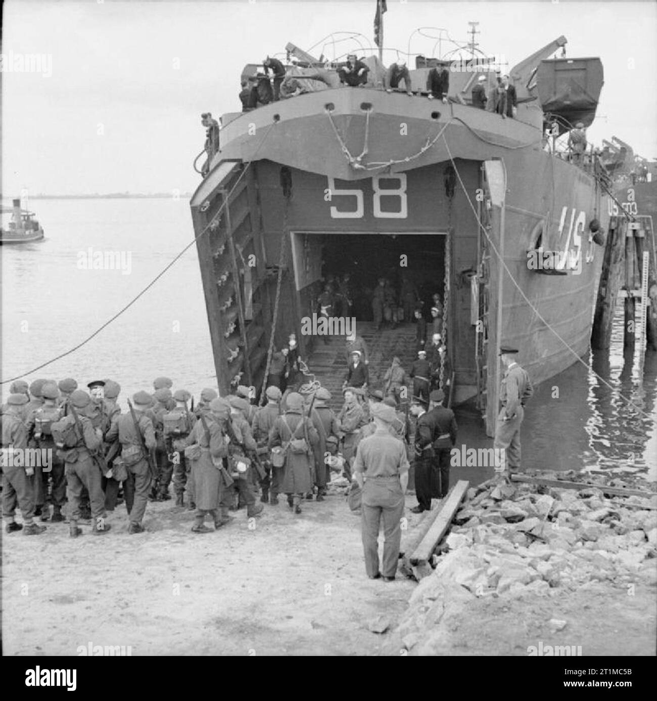 Deutschland unter alliierter Besatzung Betrieb Apostel: Britische Truppen gehen an Bord eines Amerikanischen Landing Ship Tank (LST) an die Hards im Hamburger Hafen für die Einschiffung nach Norwegen bereit. Stockfoto