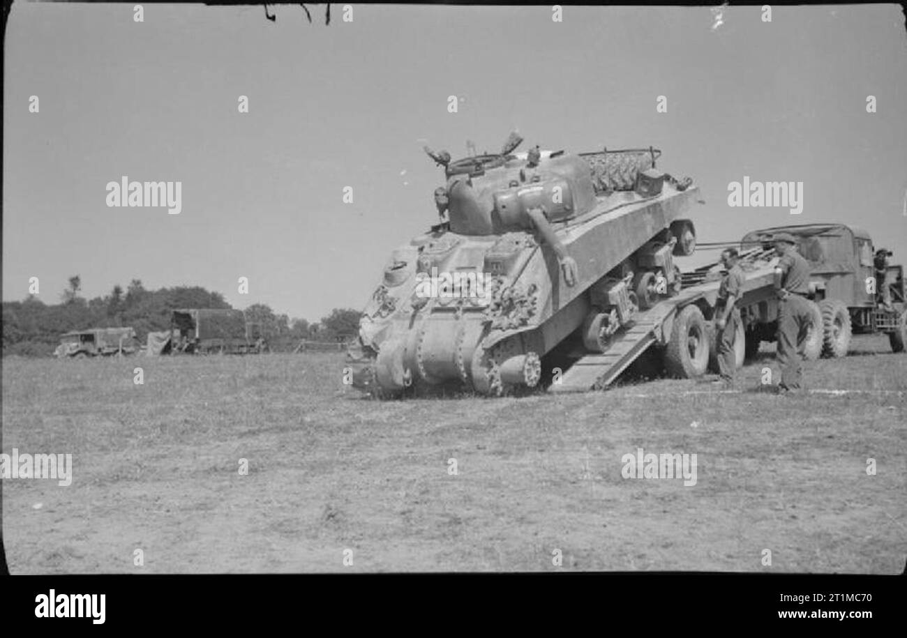 Die britische Armee in der Normandie Kampagne 1944 EIN deaktiviert Sherman Panzer auf dem Rücken eines Scammell tank Transporter ausladen, 13. August 1944. Stockfoto