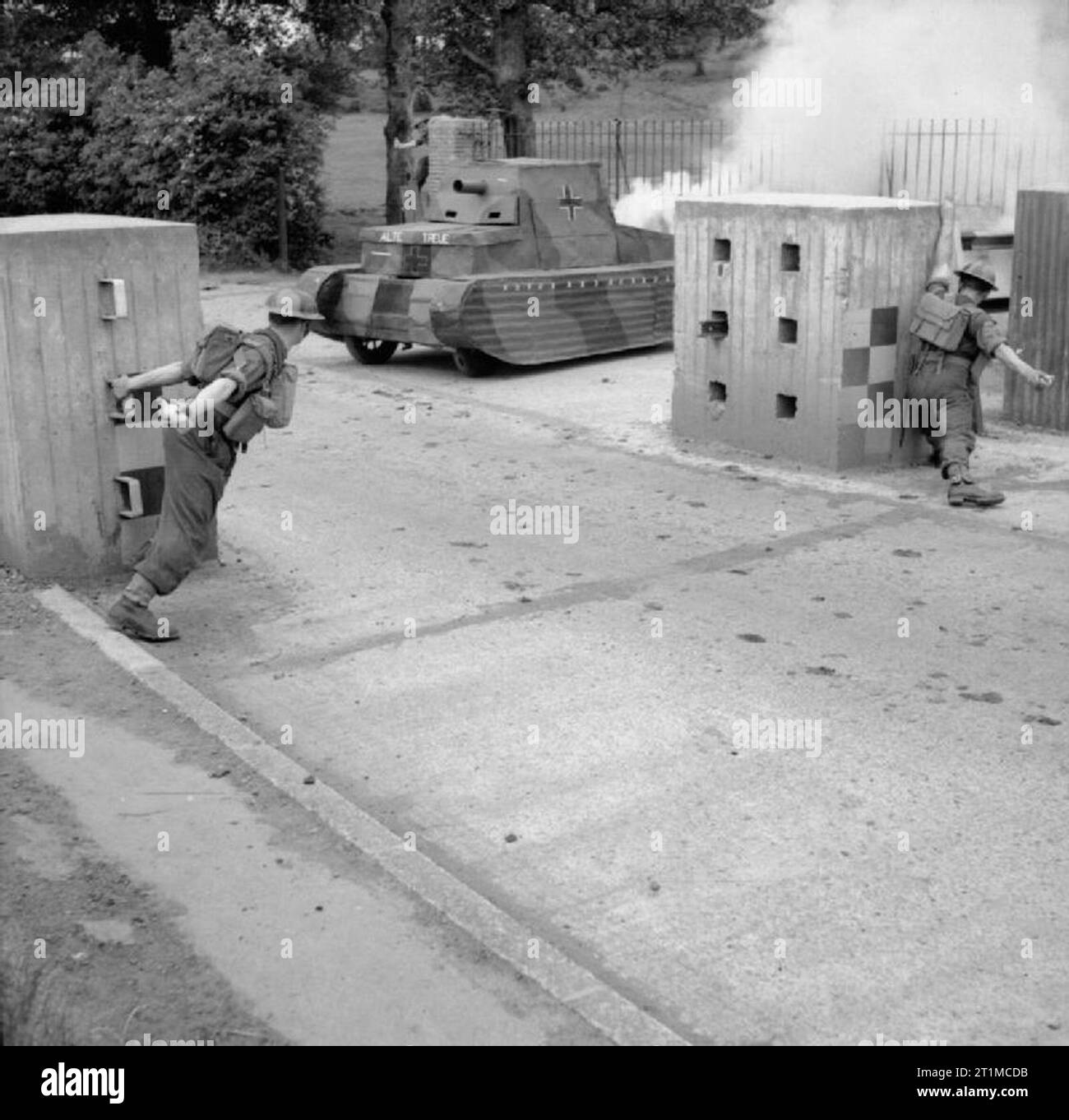 Die britische Armee im Vereinigten Königreich 1939-45 Männer der 6. Royal Berkshires verteidigen eine Straße Barrikade gegen ein Mock-up 'Feind tank" in realistischen Kampf Training in Coleraine in Nordirland, 16. Juni 1941. Stockfoto