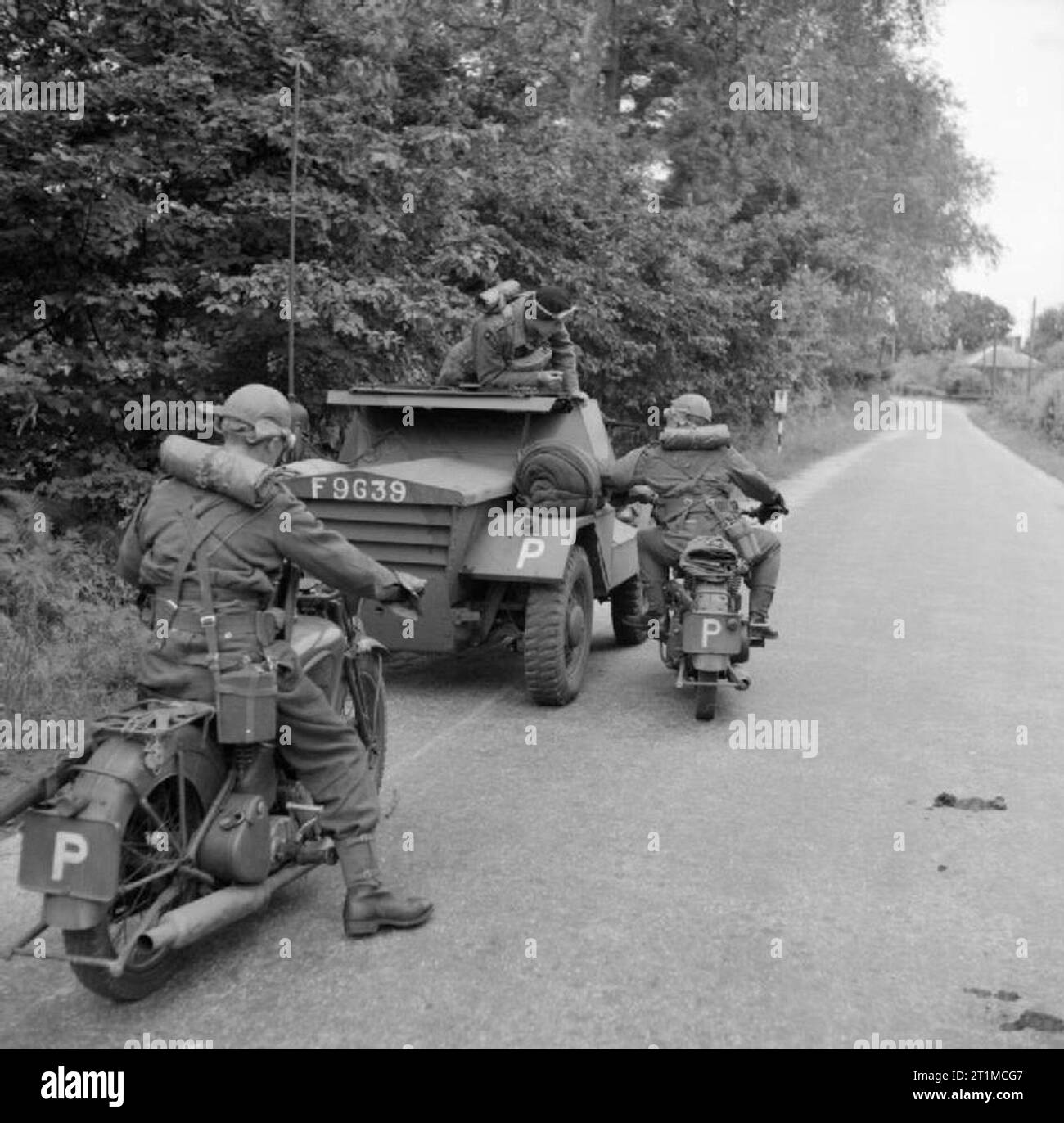 Die britische Armee im Vereinigten Königreich 1939-45 Motorradfahrer Versand pass Nachrichten an eine zentrale Scout Car Mk IB während einer Übung Flugplatz Abwehr im Süden von England, 22. Juli 1941 zu testen. Stockfoto