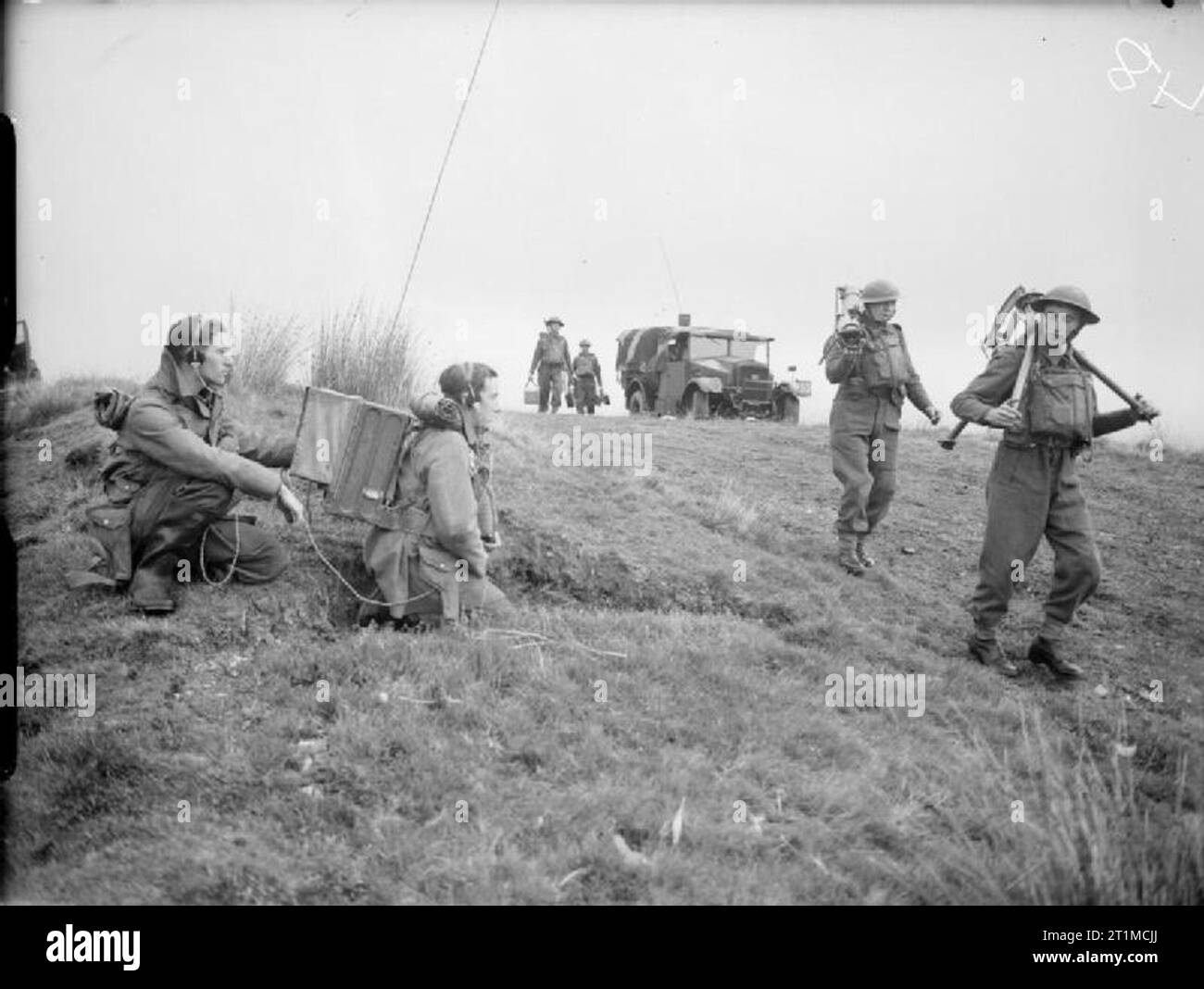 Die britische Armee im Vereinigten Königreich 1939-45 Truppen aus 9 Northumberland Füsiliere eine Vickers machine-gun, während Radio Betreiber ein Wireless Set Nr. 18 mit der Zentrale kommunizieren, Trawsfynydd in Wales, 10. September 1941. Stockfoto