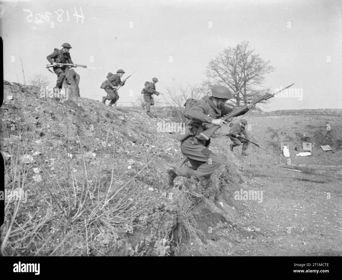 Die britische Armee im Vereinigten Königreich 1939-45 mit Bajonetten, Männer von 7 Bataillon, Royal Welch Fusiliers kostenlos, eine Bank auf einer Angriff Kurs an Teddesley Hall, Penkridge in Staffordshire, 27. März 1942. Stockfoto