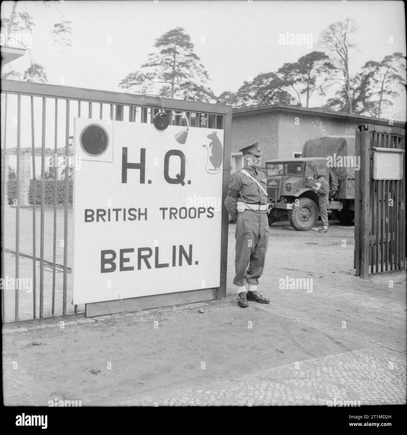 Deutschland unter alliierter Besatzung Lance Corporal Brown von der Korps der Gendarmerie Wacht am Eingang der Britischen Armee mit Sitz in Berlin. Stockfoto