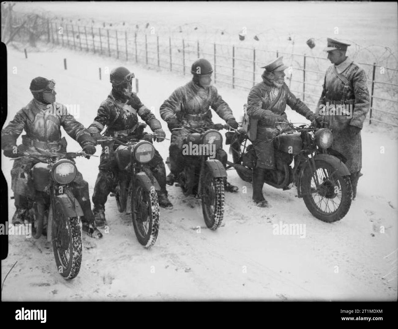 Die britische Armee im Vereinigten Königreich 1939-45 Schneebedeckten Motorradfahrer an 2nd Corps Hauptquartier in Newmarket befestigt Versand, vom 7. Januar 1941. Stockfoto