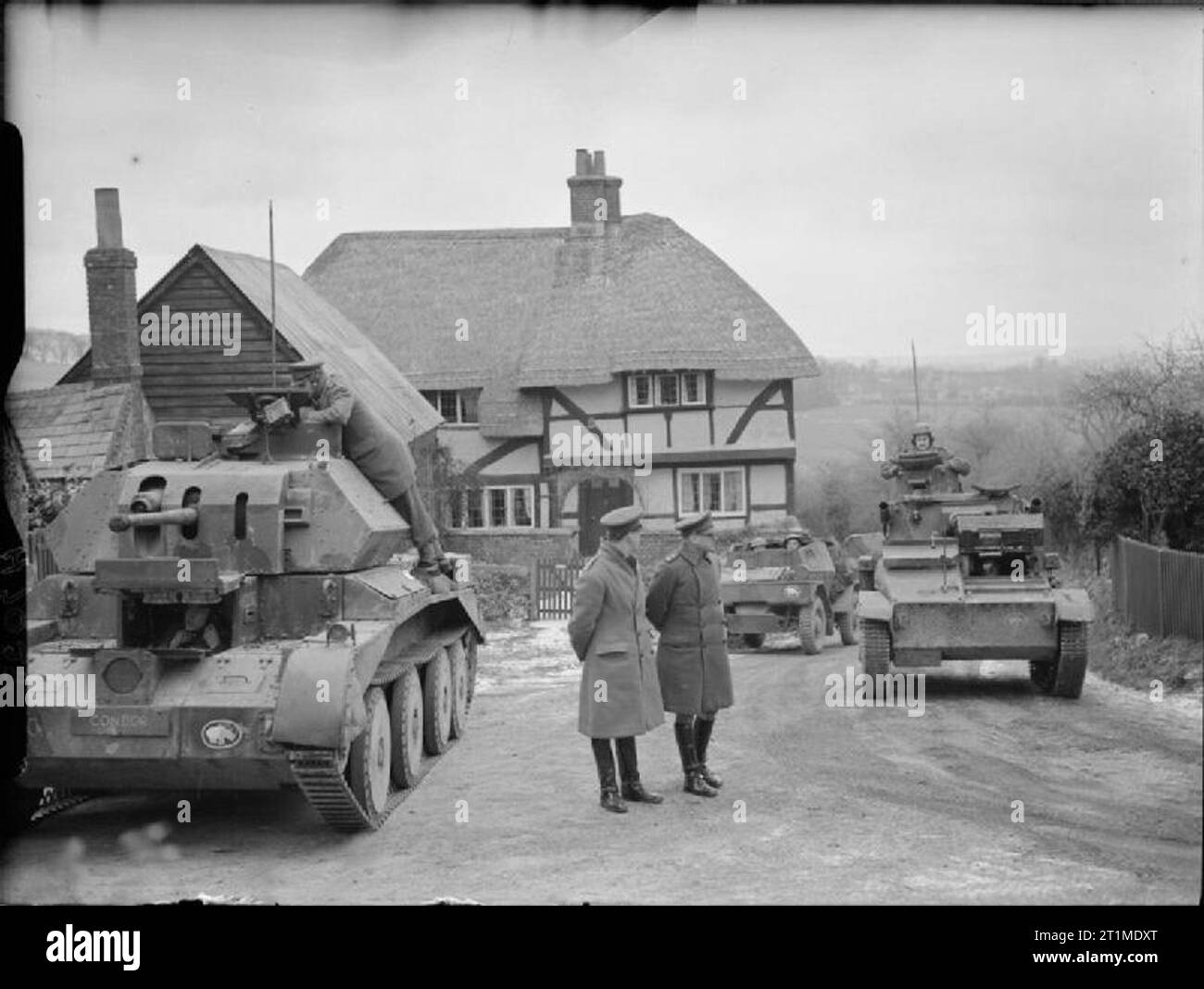 Die britische Armee im Vereinigten Königreich 1939-45 Cruiser Mk IV (links) und Light Tank Mk VIB (' Athos' der 'A'-Staffel) 3 County of London Yeomanry, 1. gepanzerte Division, während einer Übung in Arundel in Sussex, 5. Februar 1941. Die scout Auto im Hintergrund gehört zu 22 gepanzerte Brigade Headquarters. Stockfoto