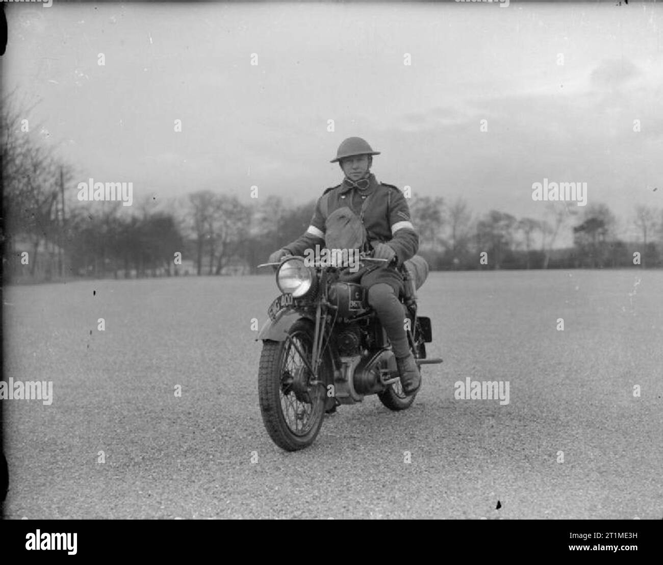Die britische Armee im Vereinigten Königreich 1939-45 Mitglied der königlichen Armee Service Corps reiten ein Norton Motorrad, 1939. Stockfoto