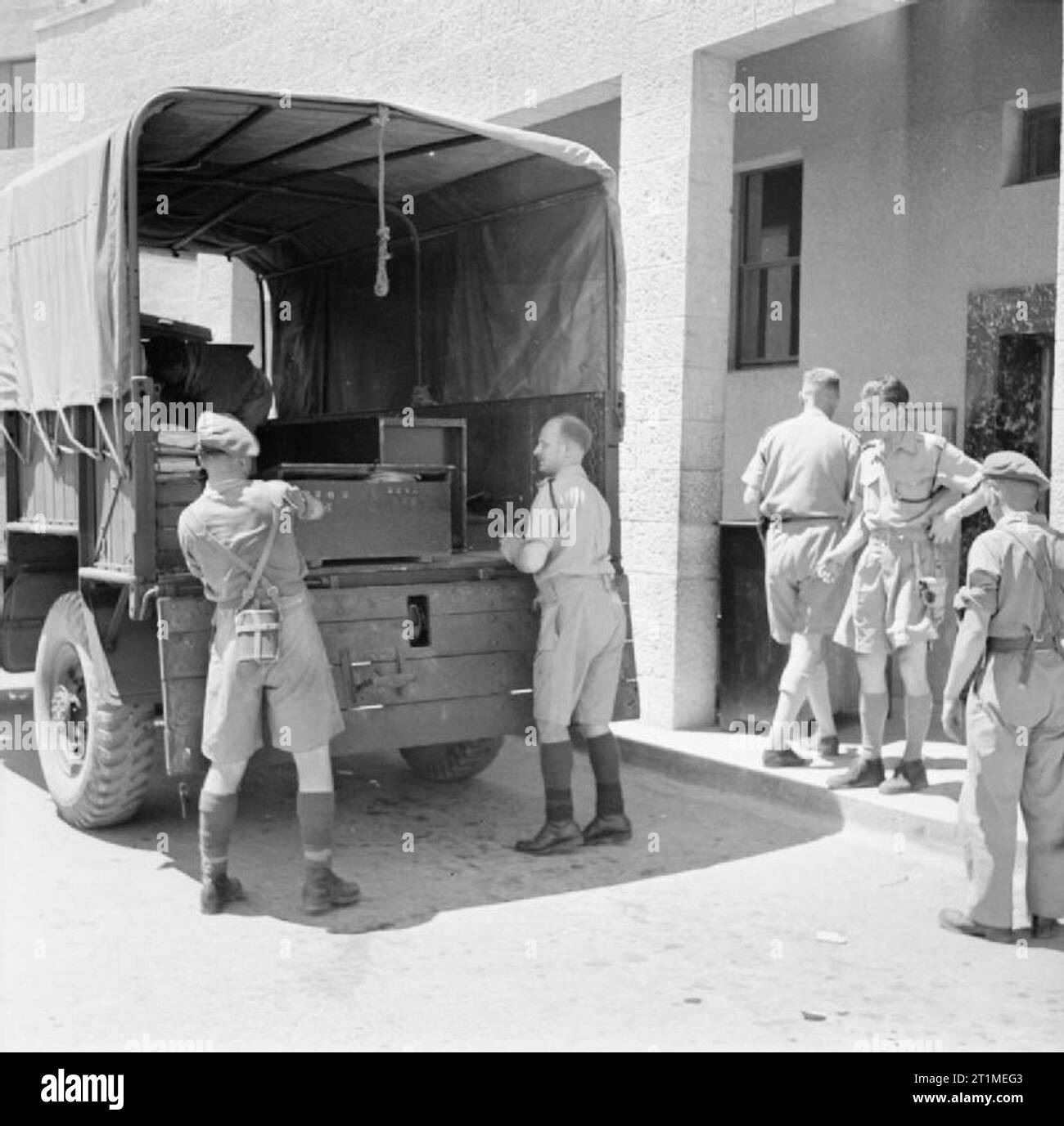 Das britische Mandat in Palästina 1917-1948 Kampagne der Gewalt, die von jüdischen Organisationen in 1946: Kästen Dokumente, an der Jewish Agency in Jerusalem während der Britischen Armee raid gefunden werden, werden auf einem Lkw, die von den Mitgliedern der palästinensischen Polizei geladen Polizei Hauptquartier für die weitere Prüfung getroffen werden. Stockfoto