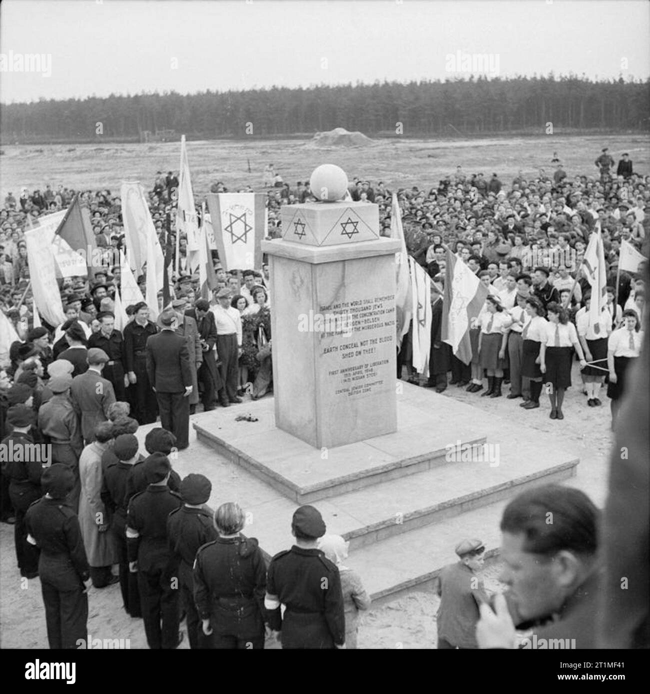 Der erste Jahrestag der Befreiung der Konzentrationslager Bergen Belsen, April 1946 Die Enthüllung der Jüdischen Gedenkstein in Belsen. Die Inschrift lautet "Erde das Blut nicht auf Dich 'Schuppen verbergen. Die Gedenkstätte errichtet wurde unter der Schirmherrschaft des Zentralrates für die britische Besatzungszone. Stockfoto