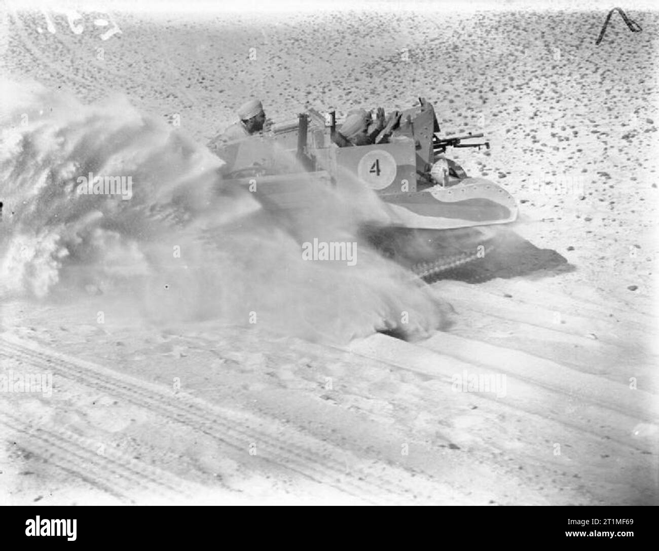 Indische Regimenter Ausbildung in Nordafrika, 1940 ein Bren gun Carrier bis Werfen einer Wolke aus Sand, während die Wüste durchqueren mit der Geschwindigkeit während des Trainings. Stockfoto