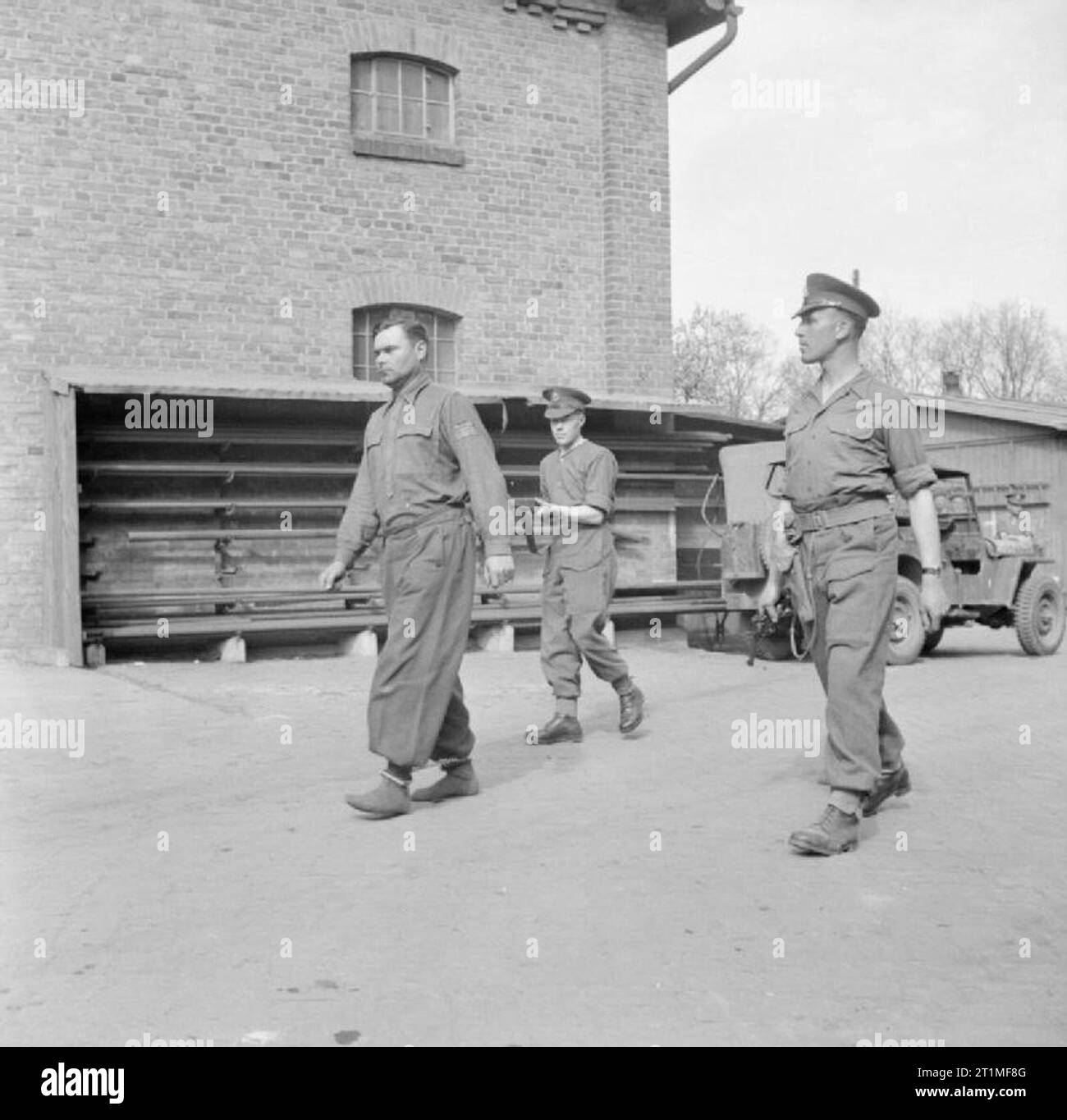 Die Befreiung der Konzentrationslager Bergen Belsen, April 1945 Josef Kramer, Lagerkommandant, in Eisen fotografiert in Belsen, bevor Sie auf die POW Käfig in Celle entfernt. Er war versucht und für Kriegsverbrechen ausgeführt, im Dezember 1945. Stockfoto