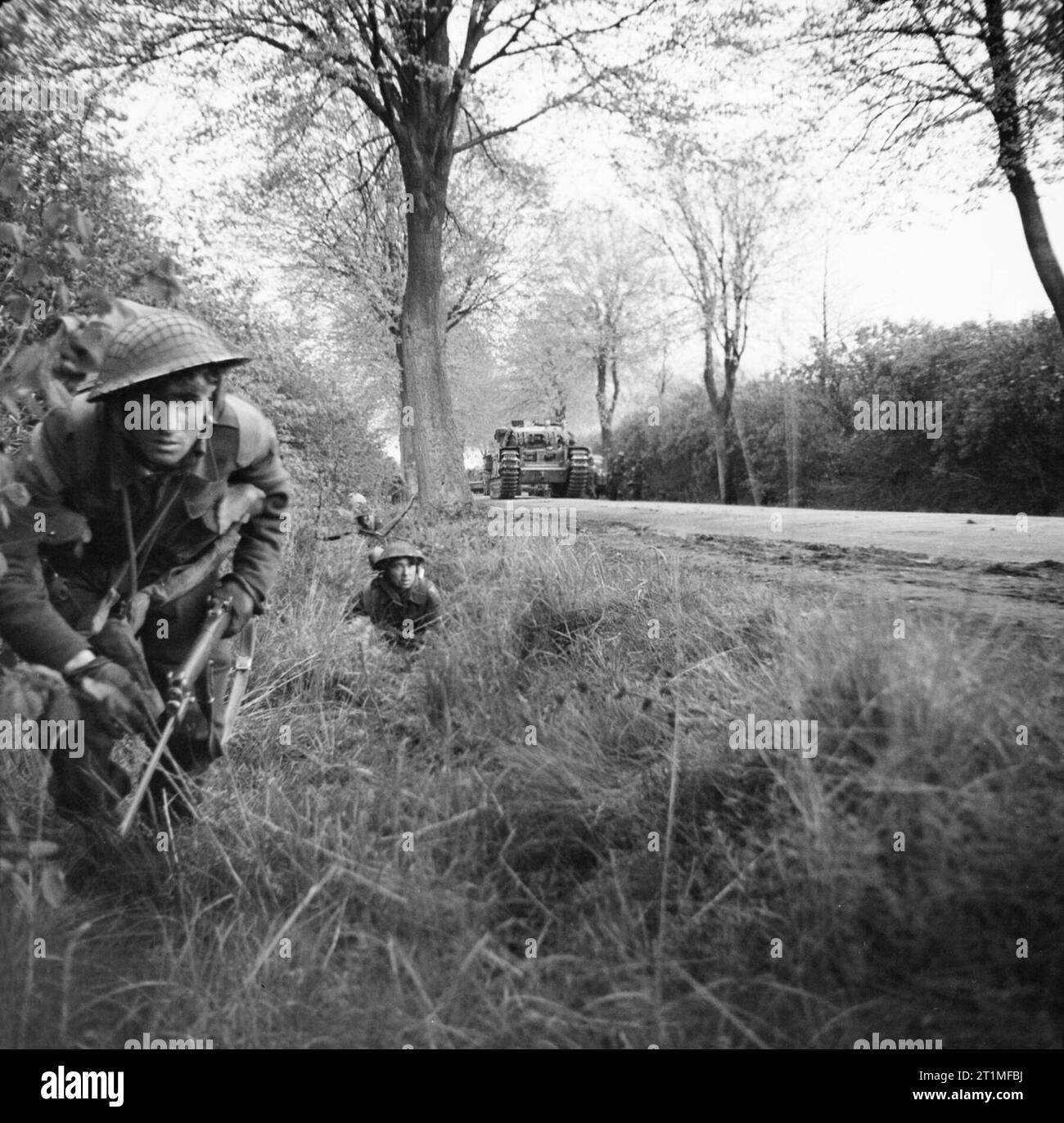 Infanterie des 2 Bataillon, der Wiltshire Regiments, die von Churchill Tanks von 6 Guards Tank Brigade unterstützt, eine Tasche von Widerstand südlich von Lübeck in Deutschland, 2. Mai 1945. Infanterie des 2 Wiltshire Regiments, 5. Division, die von Churchill Tanks von 6 Guards Tank Brigade unterstützt, eine Tasche von Widerstand südlich von Lübeck, 2. Mai 1945. Stockfoto