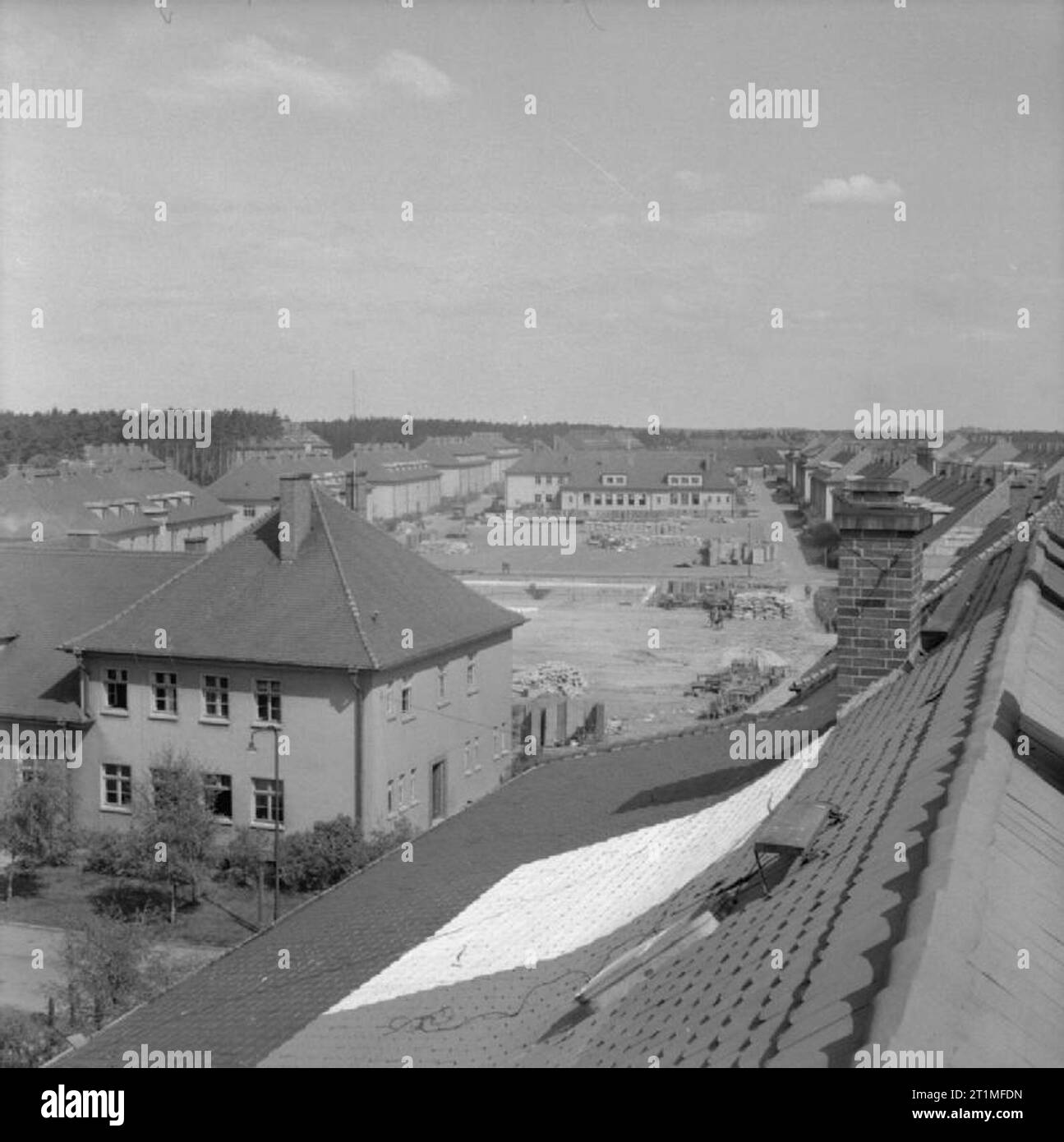 Die Befreiung der Konzentrationslager Bergen Belsen, April 1945 Überblick über die wichtigsten Exerzierplatz am Lager Nr. 2, Hohne Kasernen. Kaserne Möbel hat auf dem Exerzierplatz, um Raum für mehr Krankenhausbetten für die Patienten kommen aus dem Lager Nr. 1 machen angehäuft worden. Stockfoto