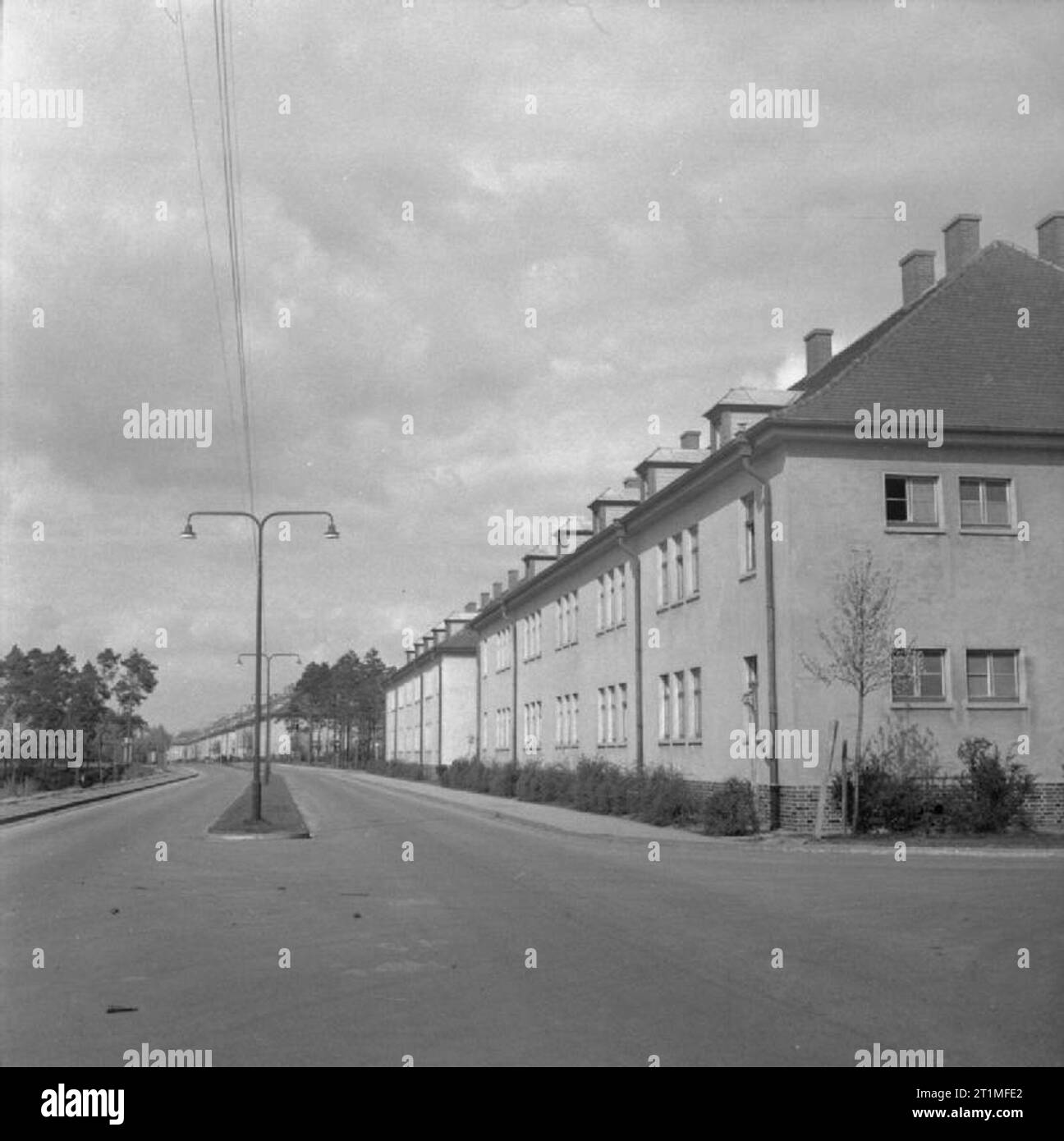 Die Befreiung der Konzentrationslager Bergen Belsen, April 1945 Die Straße, die zum Krankenhaus in Lager Nr. 2, die von britischen Krankenwagen Insassen der Evakuierung aus dem Krankheit geritten und überfüllten Lager Nr. 1 bei Belsen verwendet. Die deutsche Wehrmacht Kasernen und militärische Krankenhaus bei Hohne wurden beschlagnahmt zu erstellen Lager Nr. 2. Deutsches medizinisches Personal wurden einberufen, um die Patienten zu kümmern, als sie ankamen. Stockfoto