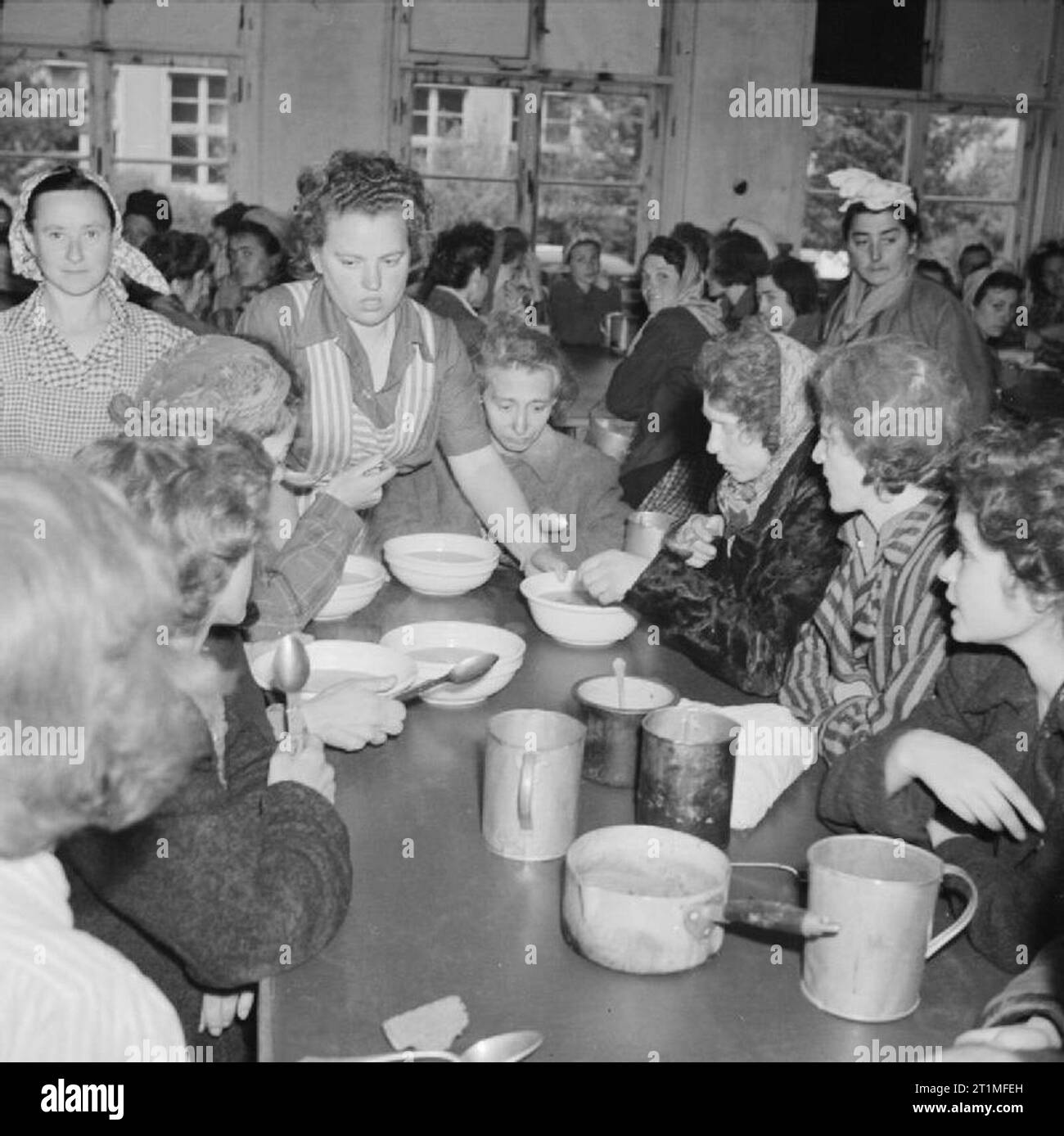 Die Befreiung der Konzentrationslager Bergen Belsen, April 1945 weibliche Häftlinge genießen Sie eine Mahlzeit mit einer heißen Suppe in einer der Hütten. Stockfoto