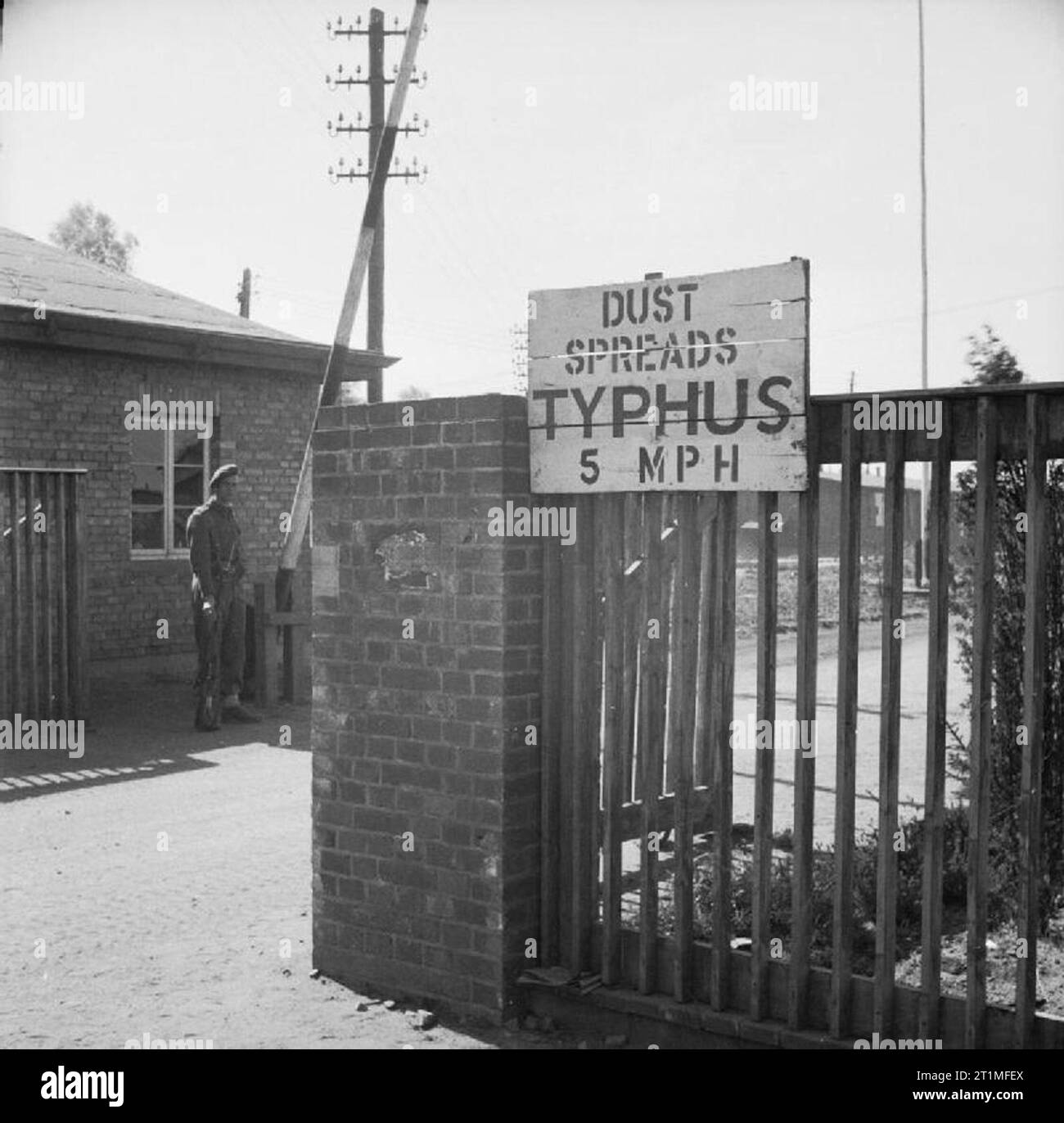 Die Befreiung der Konzentrationslager Bergen Belsen, April 1945 ein Schild am Eingang Belsen lesen 'Dust verbreitet typhus - 5 mph". Diese Geschwindigkeitsbegrenzung auferlegt wurde, um die Verbreitung von Staub, die die Läuse, die mit Typhus befallen wurden, zu verhindern. Stockfoto