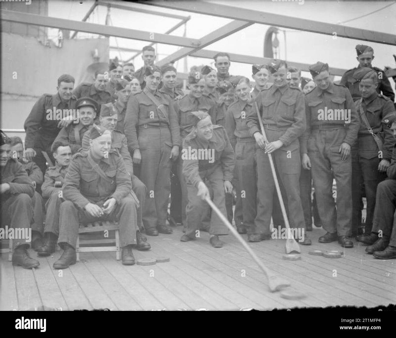 Die Narvik Kampagne 1940 Truppen der 1/6 Bataillon, Herzog von Wellington Regiment (West Reiten), 147 Feuerwehr, 61 Abteilung genießen Sie eine Partie deck shuffleboard an Bord der polnischen Marine liner MS Sobieski. Sie ist aus Lügen Gourock an der Mündung des Flusses Clyde und hat als Truppentransporter für einige Monate benutzt worden. Die Männer wird bald weg sein, Norwegen. Stockfoto