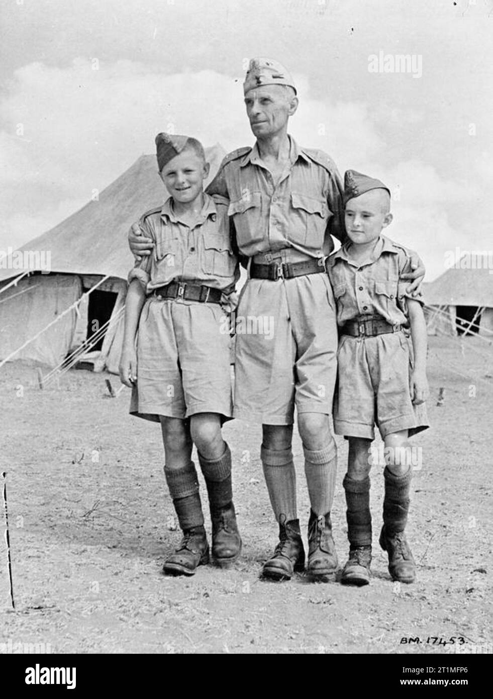 Die polnische Armee im Nahen Osten, 1941-1943 Nach den deutsch-sowjetischen Einmarsch in Polen eine große Anzahl von Polen zu den verschiedenen Lagern in den sowjetischen Gulag deportiert wurde. Unter ihnen waren viele Jungen aller Altersstufen. Nach der Unterzeichnung der Sikorski - Mayski Abkommen in 1941 viele Überlebende - Männer, Frauen, Kinder - wurden freigegeben und aus der Sowjetunion nach Palästina evakuiert über Persien. Diese Bilder zeigen die polnischen Jungen, die vor kurzem aus Rußland in ein Lager in Palästina gehen durch Ihre tägliche Routine angekommen. Alle sind geschult in militärischen Angelegenheiten und die älteren Jungen, die Verwendung von Kleinwaffen sind Lernen. Aber Stockfoto