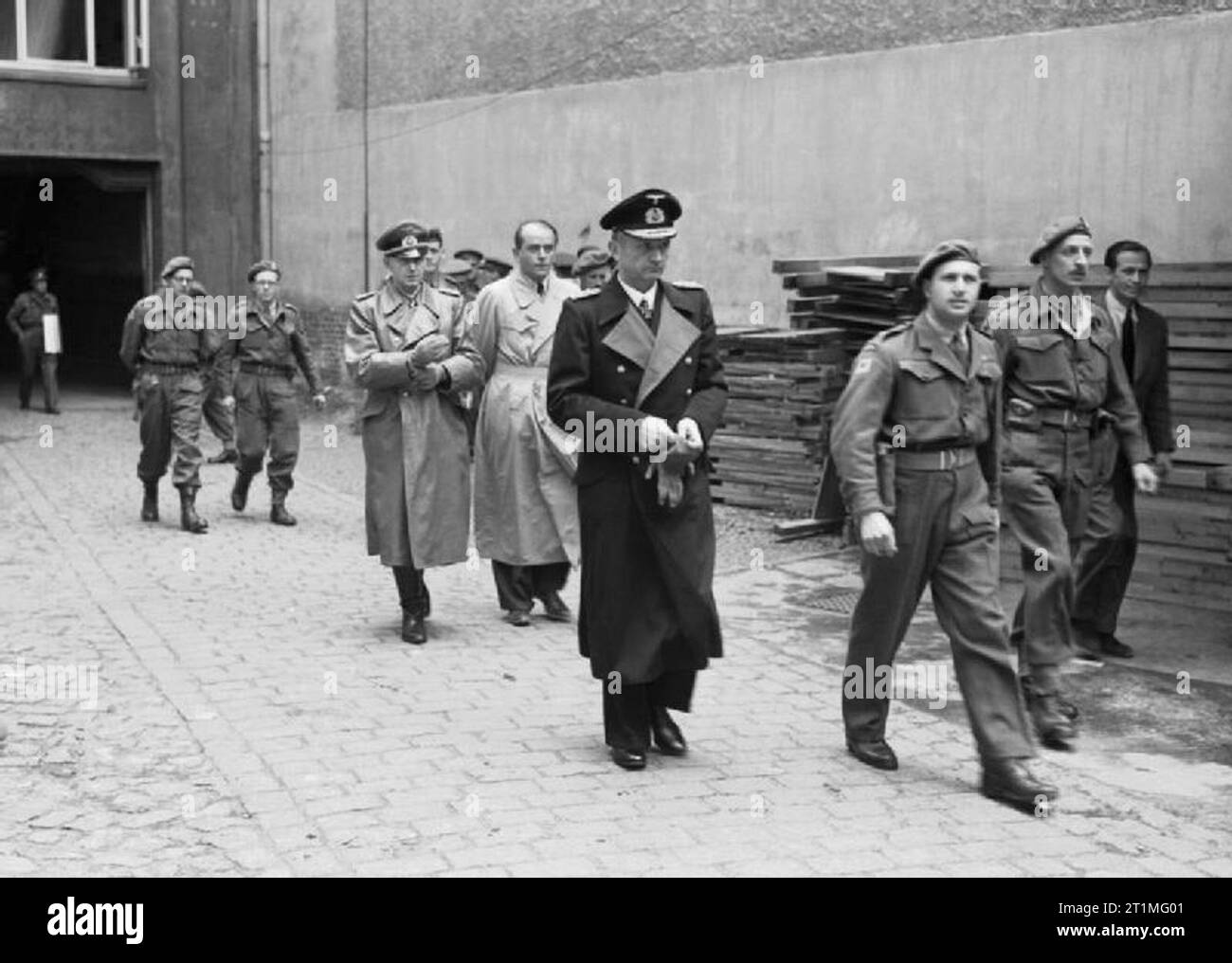 Der zweite Weltkrieg 1939 - 1945 - Deutschland - Persönlichkeiten Großadmiral Karl Doenitz in Gewahrsam der britischen Armee nach seiner Verhaftung. Als Hitlers gewählter Nachfolger ab dem 30. April 1945 handelte er die Kapitulation der deutschen Streitkräfte im Westen aus. Stockfoto