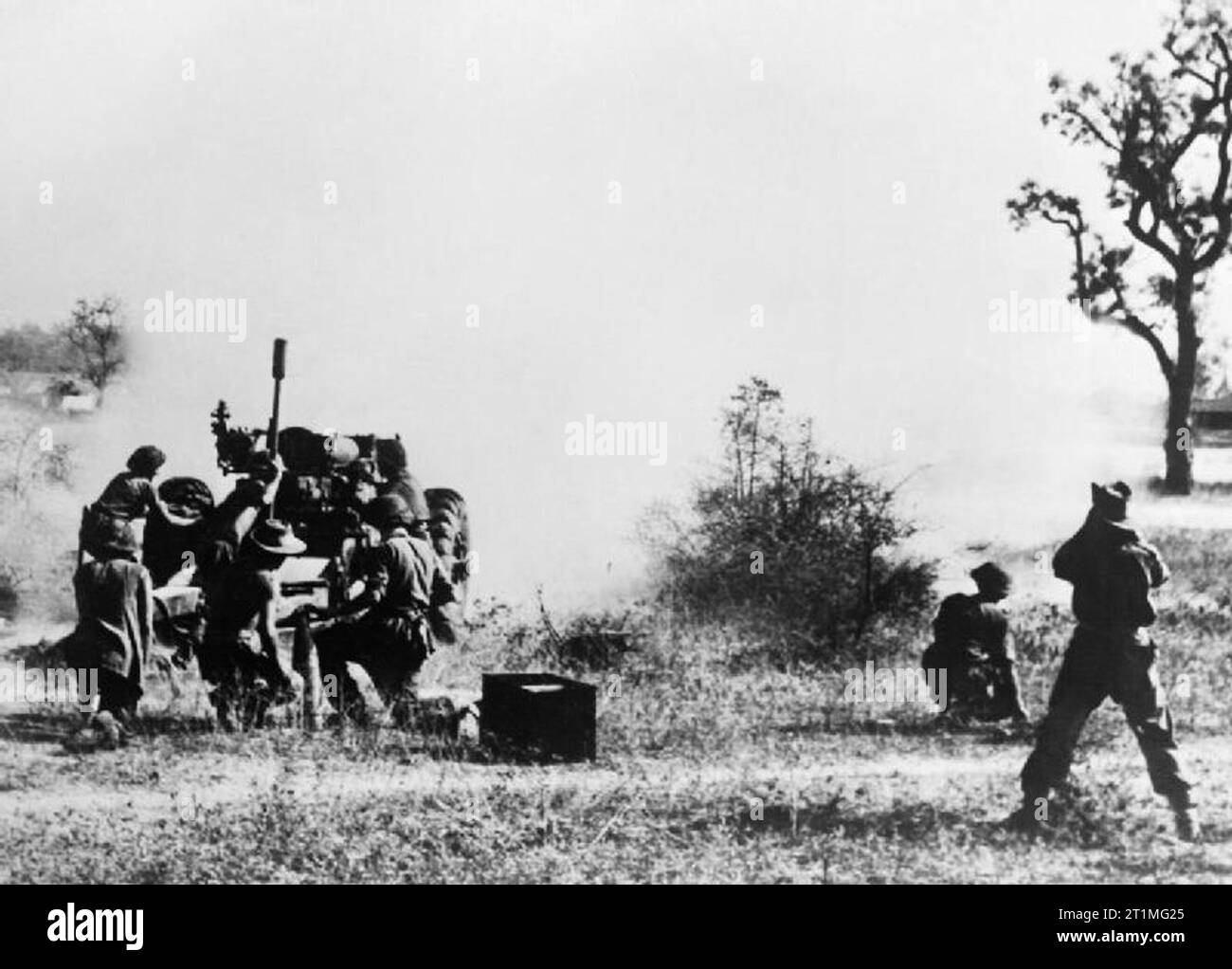 Der Krieg im Fernen Osten - der Burma Campaign 1941-1945 Die Kampagne in Mandalay Februar - März 1945: Britische Artillerie bombardiert Fort Dufferin, der Schlüssel für die Japanische Abwehr in Mandalay. Stockfoto