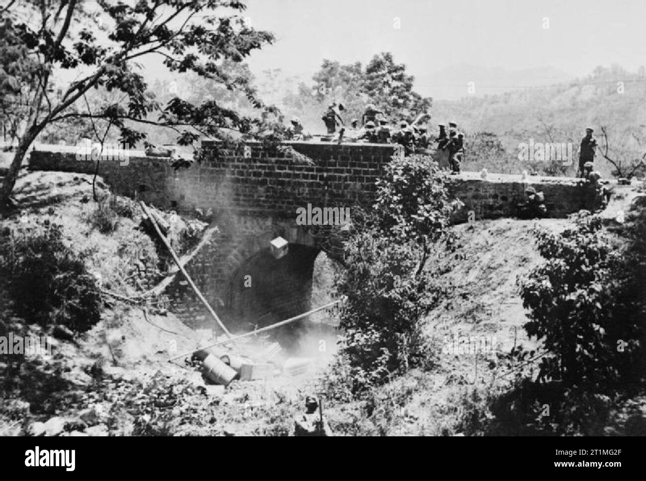 Der Krieg im Fernen Osten - der Burma Campaign 1941-1945 Die Schlacht von Imphal-Kohima März - Juli 1944: Männer der West Yorkshire Regiments klar eine Straßensperre auf der Imphal-Kohima Straße. Stockfoto