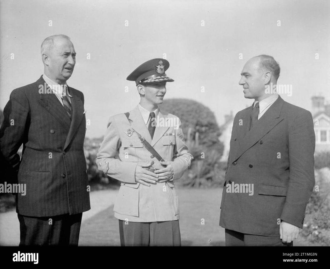 Die Jugoslawische Regierung im Exil während des Zweiten Weltkriegs König Peter II mit zwei seiner Minister, Ministerpräsident Jugoslawiens, allgemeine Simovic (links) und Minister M Knezevic Ankunft in England. Stockfoto