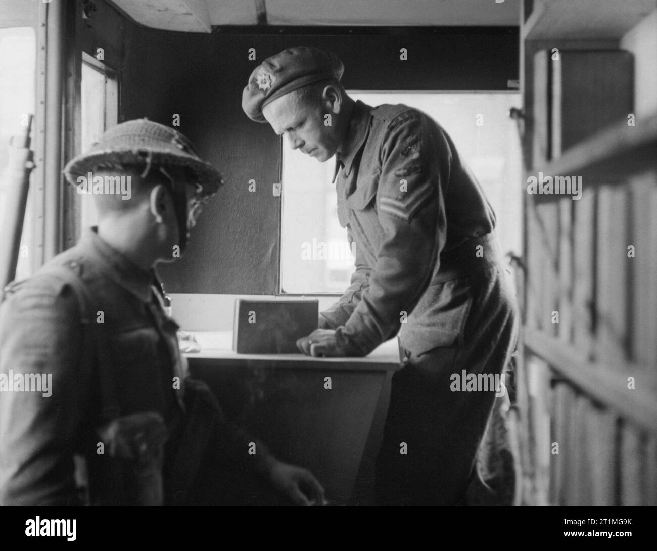 Krieg Büro Zweiten Weltkrieg Offizielle Sammlung Corporal E Seyd der Bibliothekar, ein Buch heraus überprüfen zu privaten Edward Delf von Norwich. Stockfoto