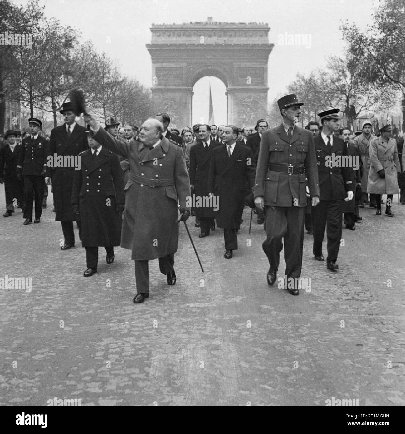 Winston Churchill und General Charles de Gaulle gehen Sie die Avenue Champs-Elysee duirng der Französischen Armistice Day Parade in Paris, 11. November 1944. North West Europe 1944-1945: Winston Churchill und General Charles de Gaulle im Französischen Armistice Day Parade in Paris. Stockfoto