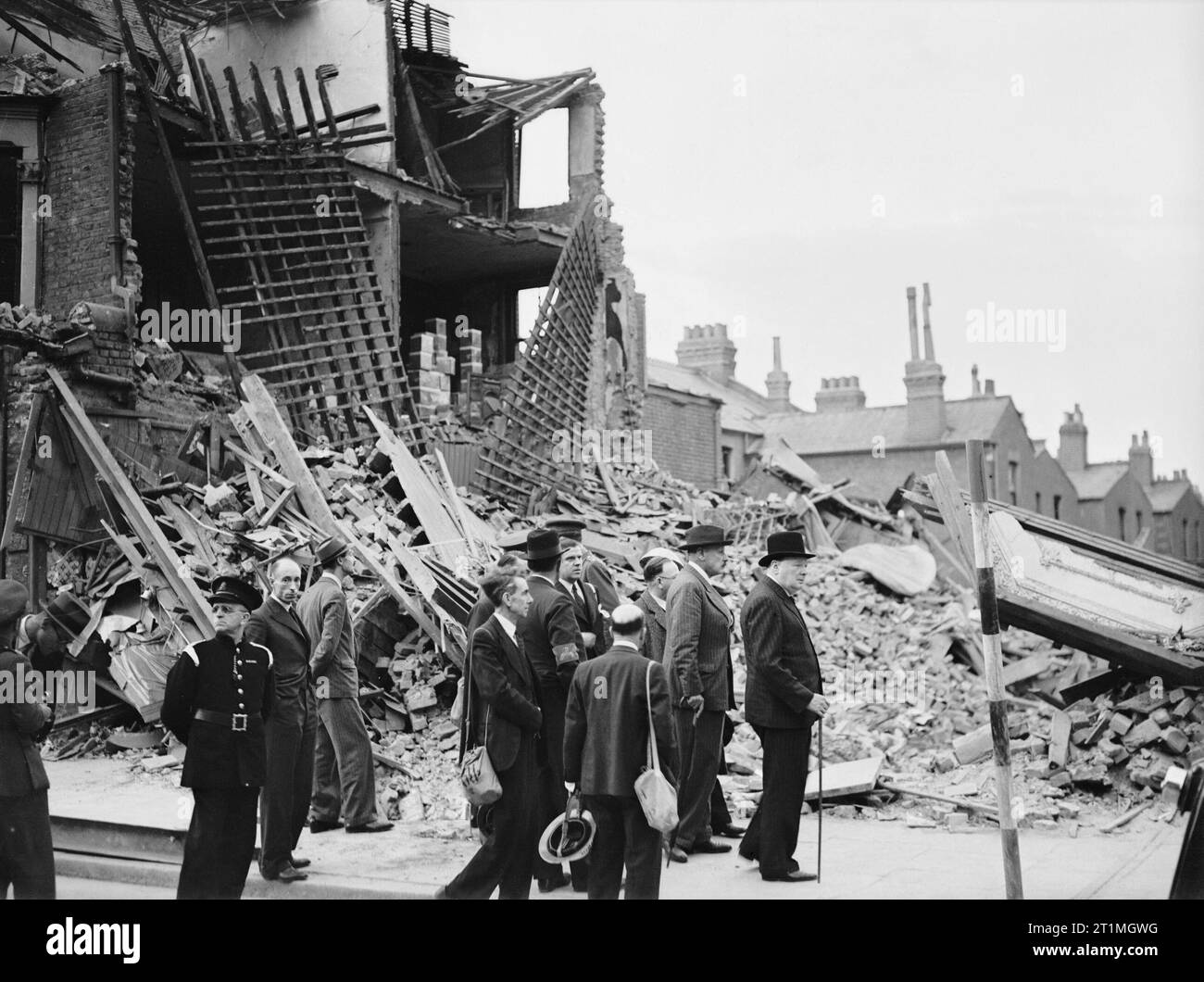 Winston Churchill, der Bombe - beschädigten Bereiche des East End von London, 8. September 1940. Der Premierminister Winston Churchill visits zerbombten Gebäude im East End von London am 8. September 1940. Stockfoto