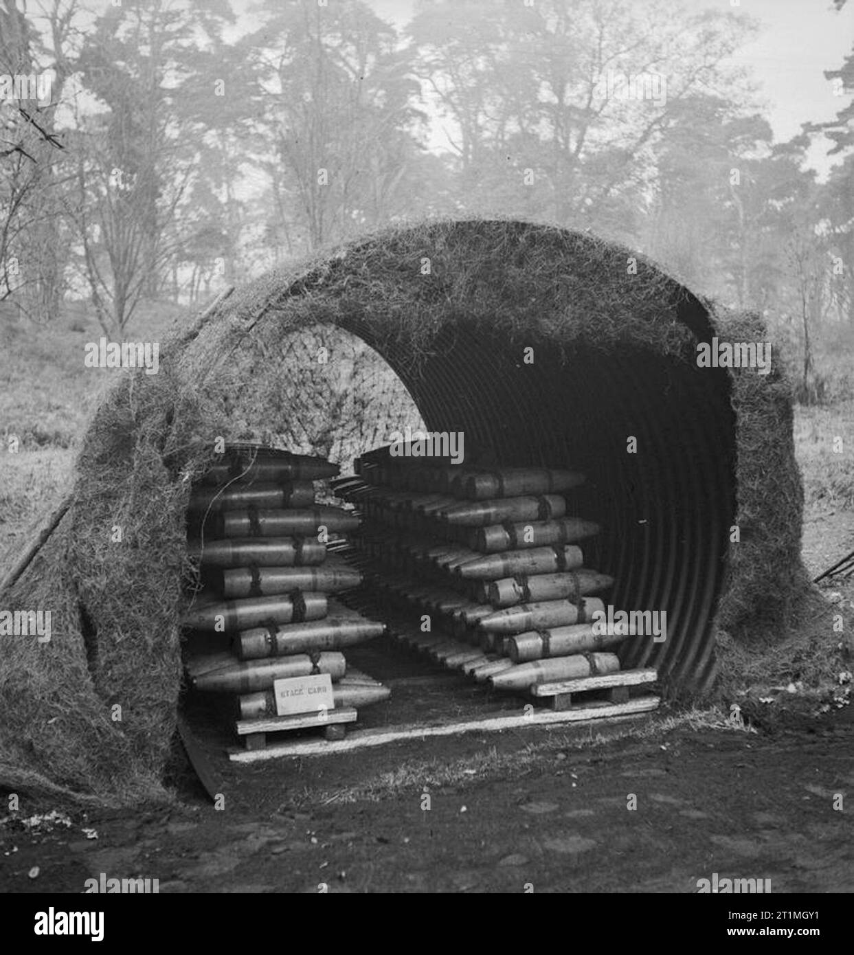 Chemische Kriegsführung im 20. Jahrhundert - dem Zweiten Weltkrieg eine Reihe von Fotografien speziell für WS 9 auf der Methode der Speicherung und Stapeln von Munition in das Feld übernommen. Fotos, die bei Shefford (27 Munition Sub Depot), Bedfordshire. Ein Oberinspektor Tierheim mit BL Shells (21 Abschnitte, 3x7). Stockfoto