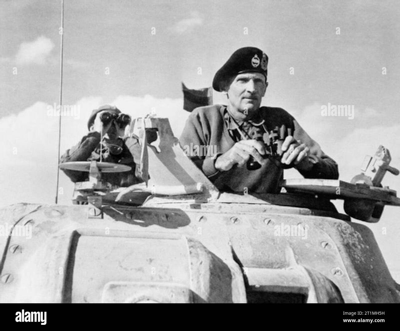 Lieutenant General Bernard Montgomery, Kommandeur der Britischen achte Armee in Nordafrika, im Turm von seinem Befehl Grant Tank bei El Alamein, 5. November 1942. Generalleutnant B L Montgomery, General Kommandeur 8. Armee, Uhren Beginn der deutschen Rückzug von El Alamein aus dem Revolver seines Grant Tank. Er trägt seine berühmten tank Beret. Stockfoto
