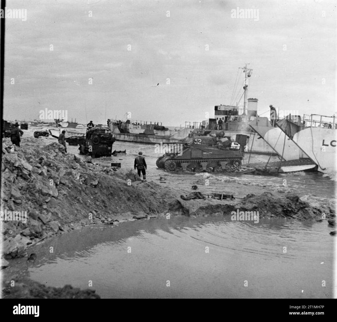 D-Day - britische Truppen während der Invasion in der Normandie am 6. Juni 1944 Ein Sherman Panzer der 'A'-Staffel, Nottinghamshire Yeomanry (Sherwood Rangers), 8th Armoured Brigade, kommt an Land von einem Landing Craft auf Aufsatz Strand, Gold, 6. Juni 1944. Stockfoto