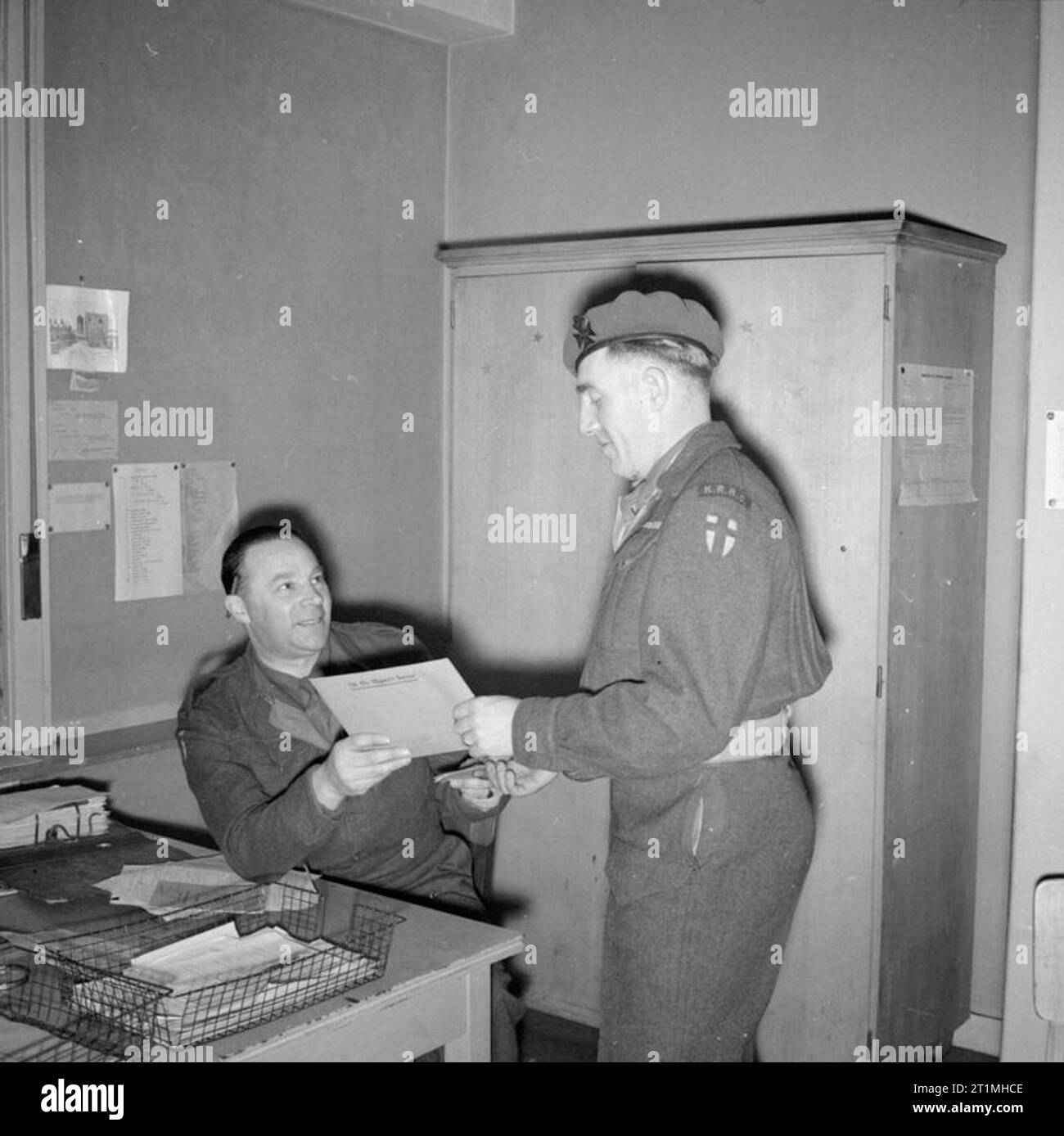 Die Demobilisierung der Britischen Armee die vier Millionste britischen Soldaten demobilisiert, Rifleman John Neale, im Alter von 31, von der King's Royal Rifle Corps, sammelt seine Demobilisierung Dokumente aus dem Release Büro in der Zentrale Linien der Kommunikation, Brüssel, Belgien. Rifleman Neale, Hounslow, Middlesex, diente als Offizier Batman vor der Demobilisierung. Stockfoto
