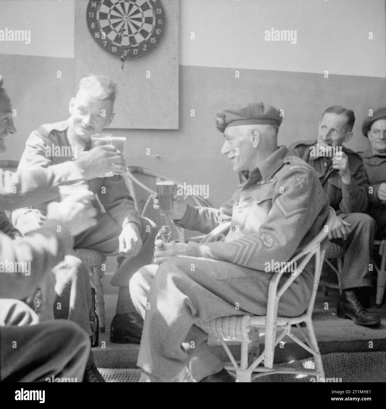 Die Demobilisierung der Britischen Armee an Nr. 1 Release Einschiffung Camp, Privater Bill Krepper (links) der Pionier Corps Chats über einem Bier mit anderen Männern auf die Demobilisierung. Stockfoto