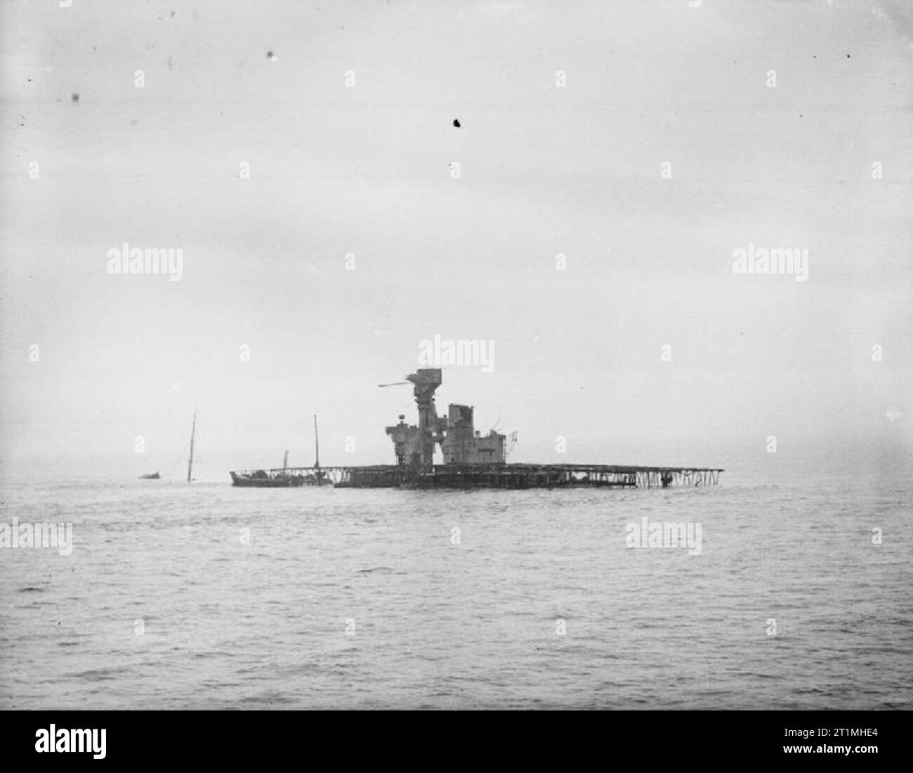 An Bord der Zerstörer HMS Whaddon eskortieren einen Konvoi. 3. bis 10. Oktober 1941, Begleitung einen Konvoi von Rosyth nach Sheerness und zurück. Blick auf Flotte Ausschreibung C, aus Lincolnshire Coast. Flotte Ausschreibung C war das en:SS Zealandic (1911), ein en: Flotte Ausschreibung als Lockvogel verwendet. Es war beabsichtigt, wie en aussehen: HMS Hermes (95), aber auf Grund lief auf das Wrack der SS Ahamo am 1941-06-03 und wurde dann durch E-Boote torpediert. Dieses Foto wurde ca. drei oder vier Monate später, nachdem das Schiff aufgegeben wurden. Stockfoto