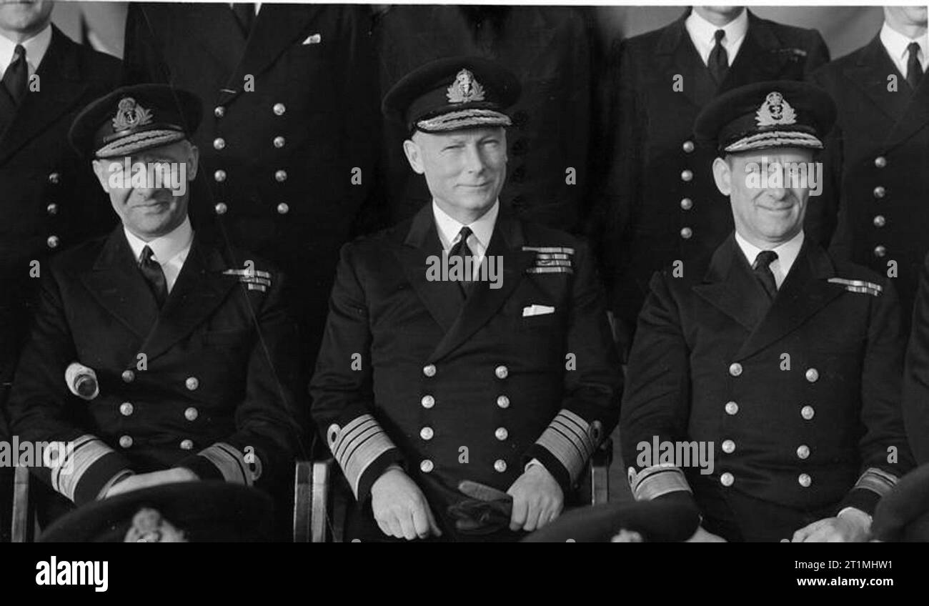 C in C Home Flotte und seiner Mitarbeiter. Vom 4. Februar 1943, an Bord der Home Fleet Flaggschiff HMS King George V. Links nach Rechts: Flagge Admiral Mack, DSO; C in C Sir John tovey; Kapitän Denny. Stockfoto