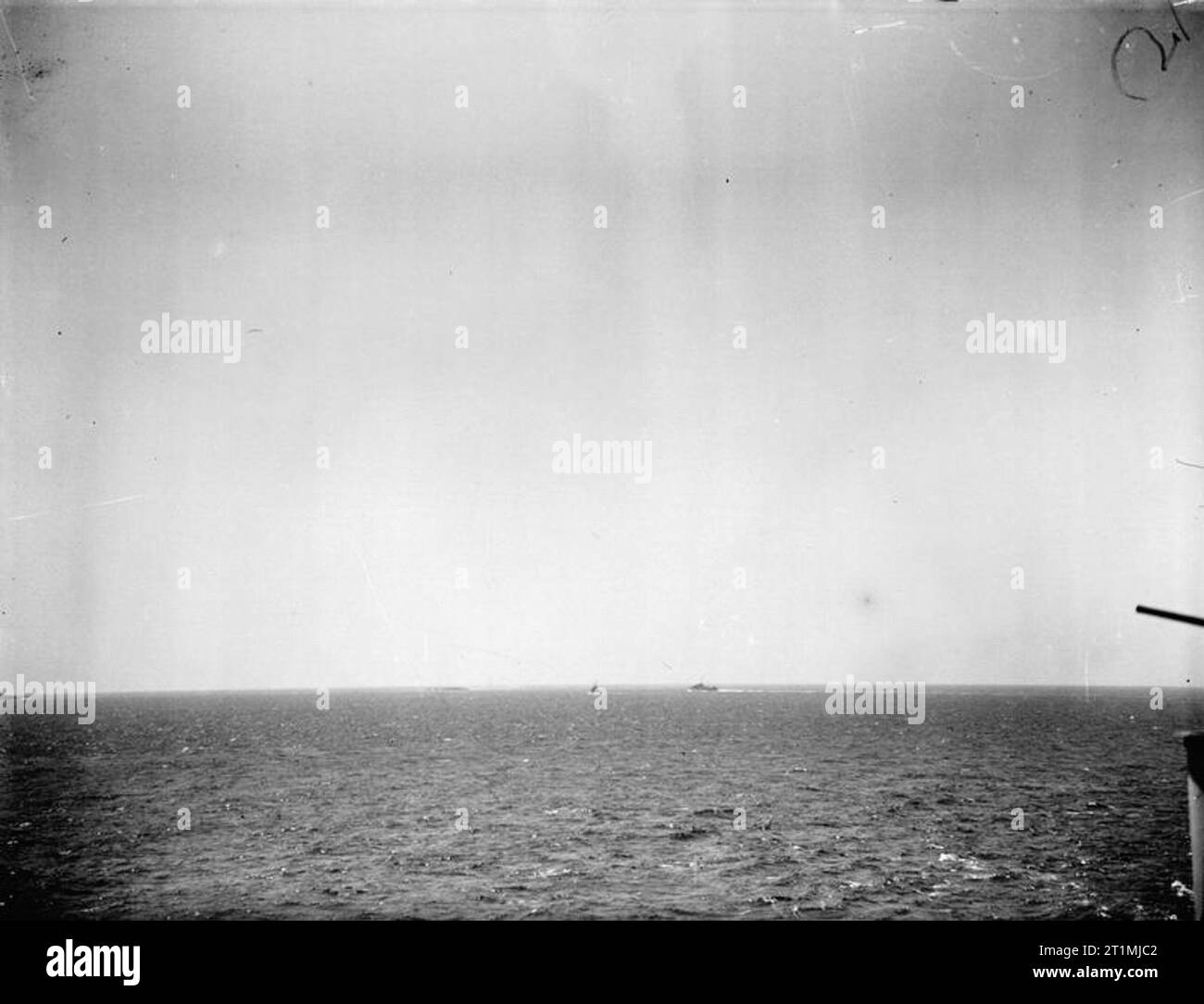 Ende der britischen Flugzeugträger HMS Eagle, während auf Konvoi Pflicht zu Malta. 19. August 1942. Der letzte Blick von HMS Eagle, Zerstörer in nach oben Überlebenden zu holen. Stockfoto