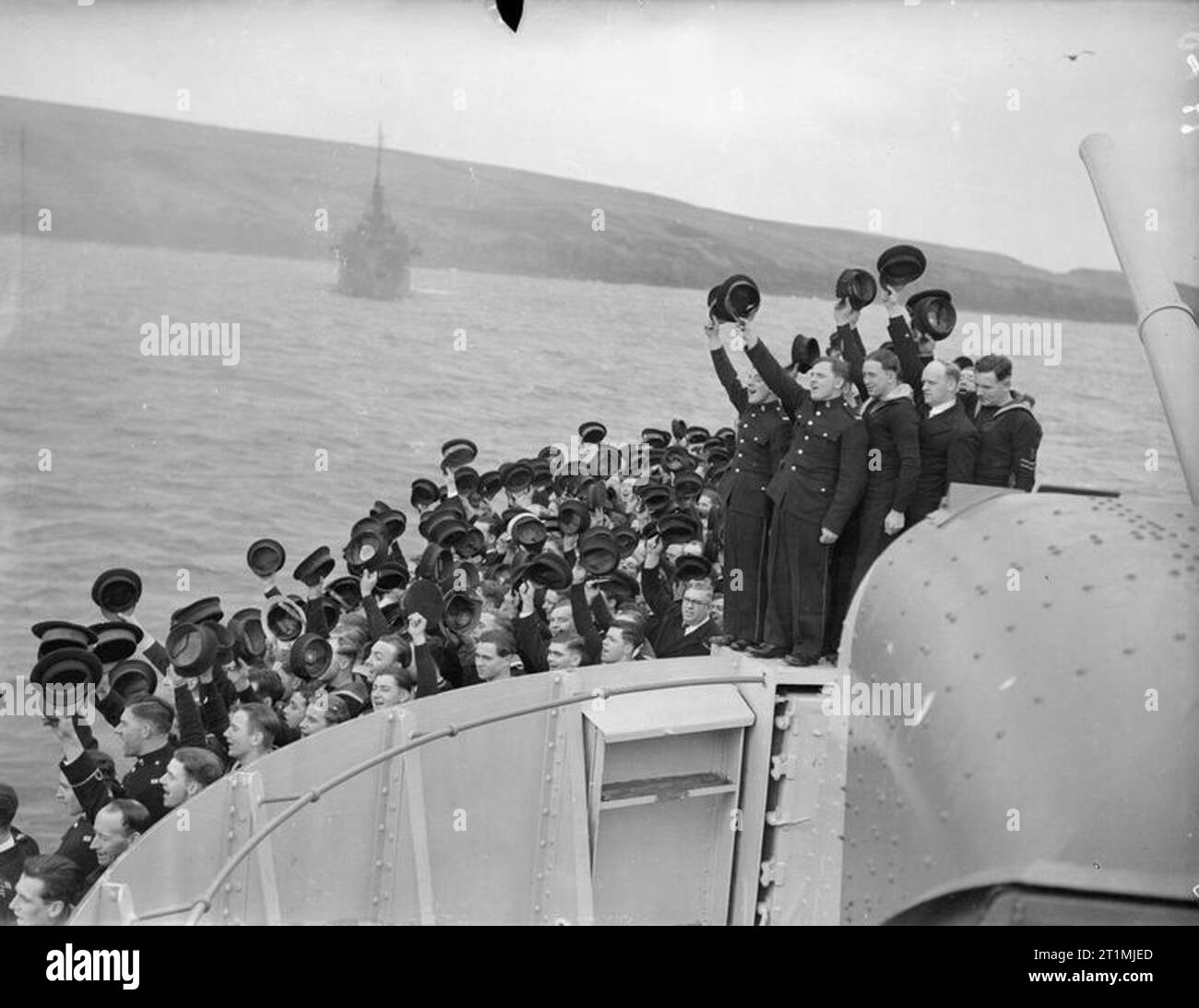 Der König zahlt 4-tägigen Besuch der Home Fleet. 18. bis 21. Februar 1943, Scapa Flow, in der Uniform eines Admiral der Flotte, der König zu einem 4-tägigen Besuch der Home Fleet. Die Unternehmen der HMS SCYLLA geben drei Beifall für seine Majestät, wie er nach seinem Besuch. Stockfoto